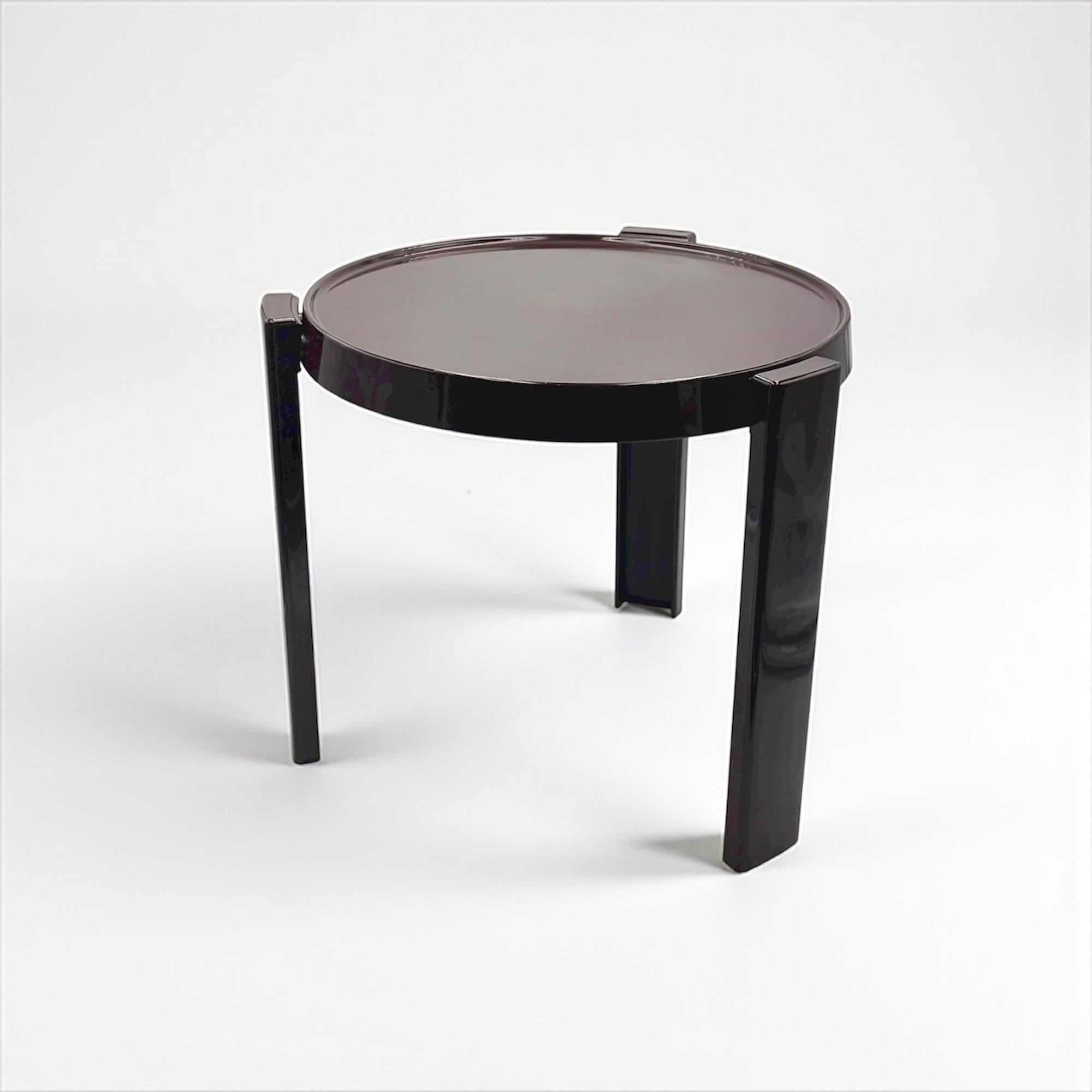 Une authentique table italienne de l'AGE, datant des années 1970, qui illustre la fascination de cette décennie pour les formes futuristes et les nouveaux matériaux. La table est fabriquée en plastique brun, avec un plateau circulaire encadré par un
