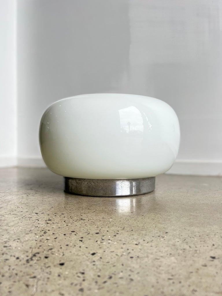 Verre opalin Lampe de table italienne de l'ère spatiale en vente