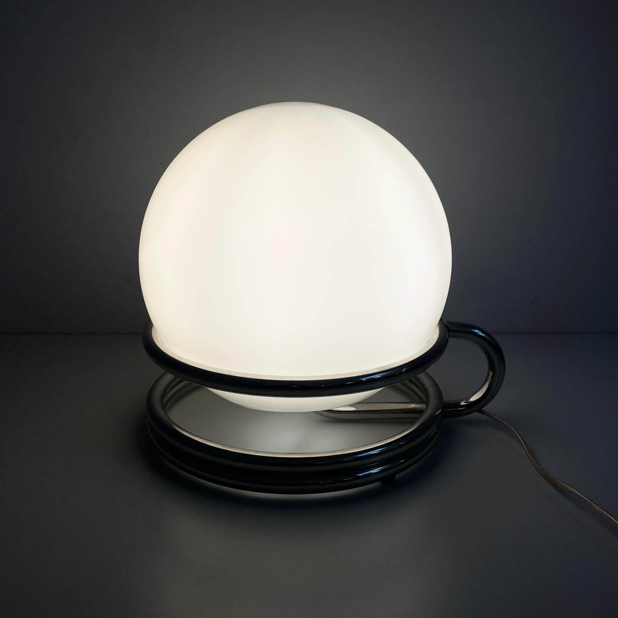 Lampe de table italienne de l'ère spatiale en verre opalin et acier, 1970.
Lampe de table avec diffuseur sphérique en verre opalin. La structure est en tiges d'acier. Appartenant à la période de l'âge de l'espace.
1970s
Bon état. Légères marques
