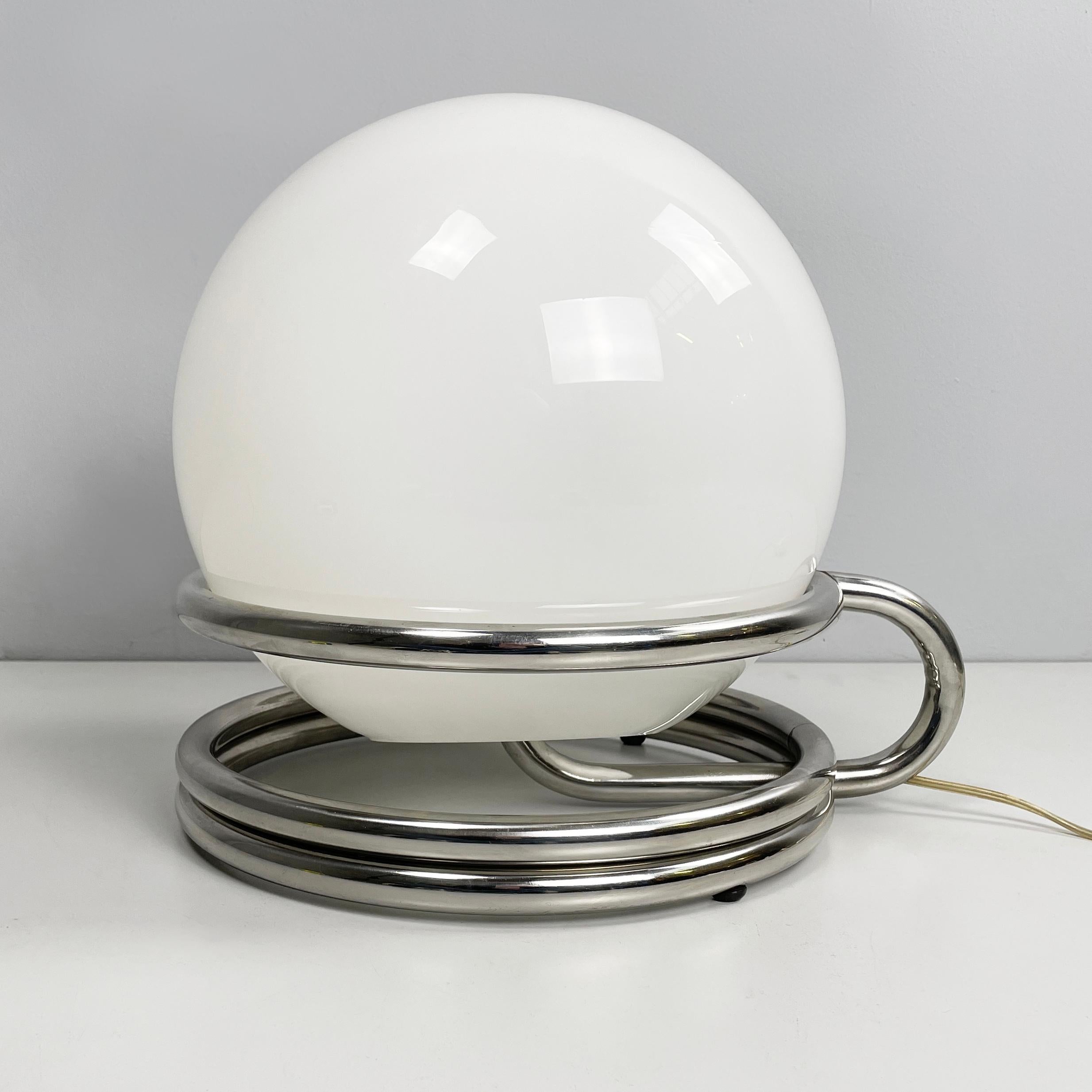 Ère spatiale Lampe de table italienne de l'ère spatiale en verre opalin et acier, 1970. en vente