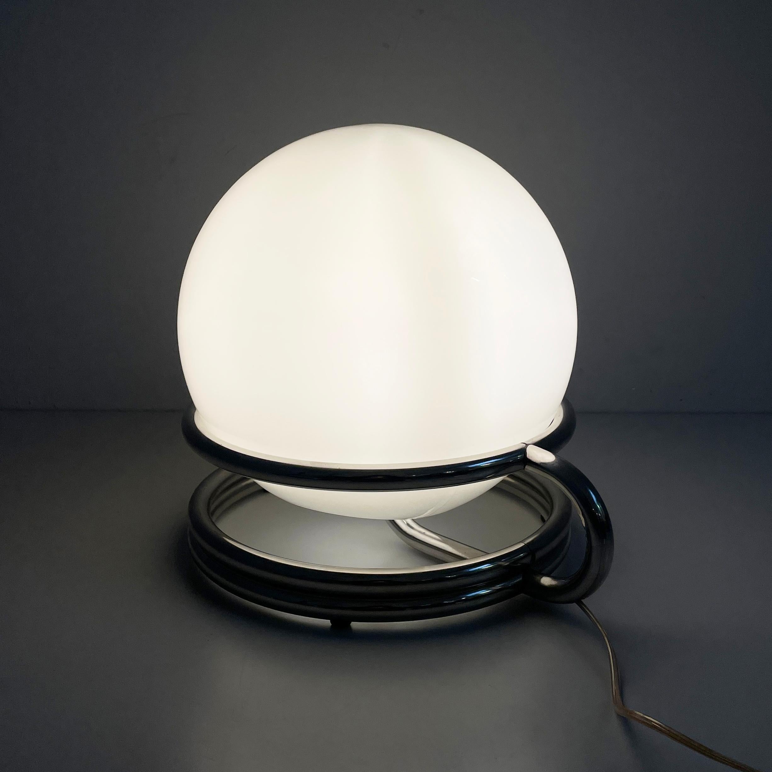 Lampe de table italienne de l'ère spatiale en verre opalin et acier, 1970. Bon état - En vente à MIlano, IT