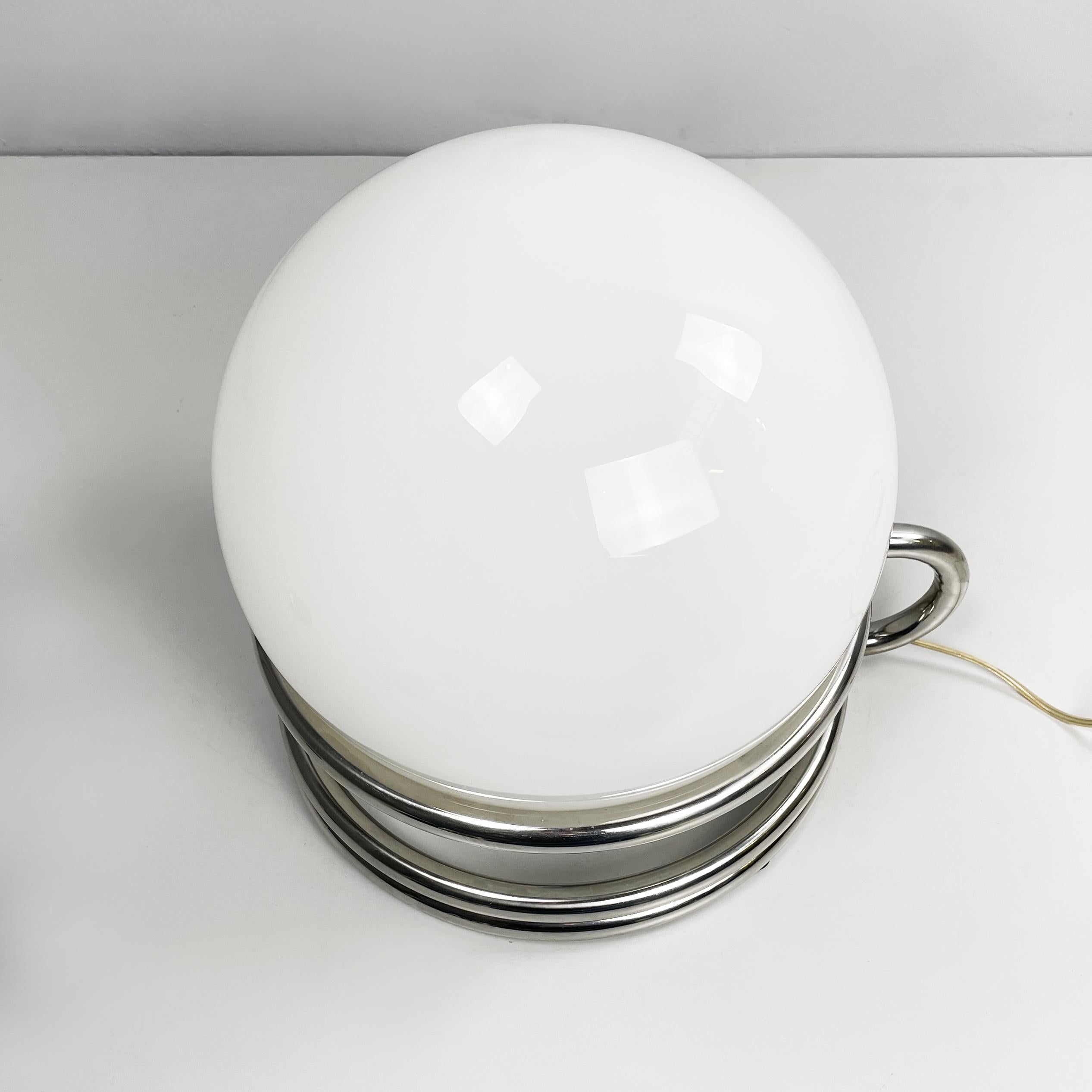 Fin du 20e siècle Lampe de table italienne de l'ère spatiale en verre opalin et acier, 1970. en vente
