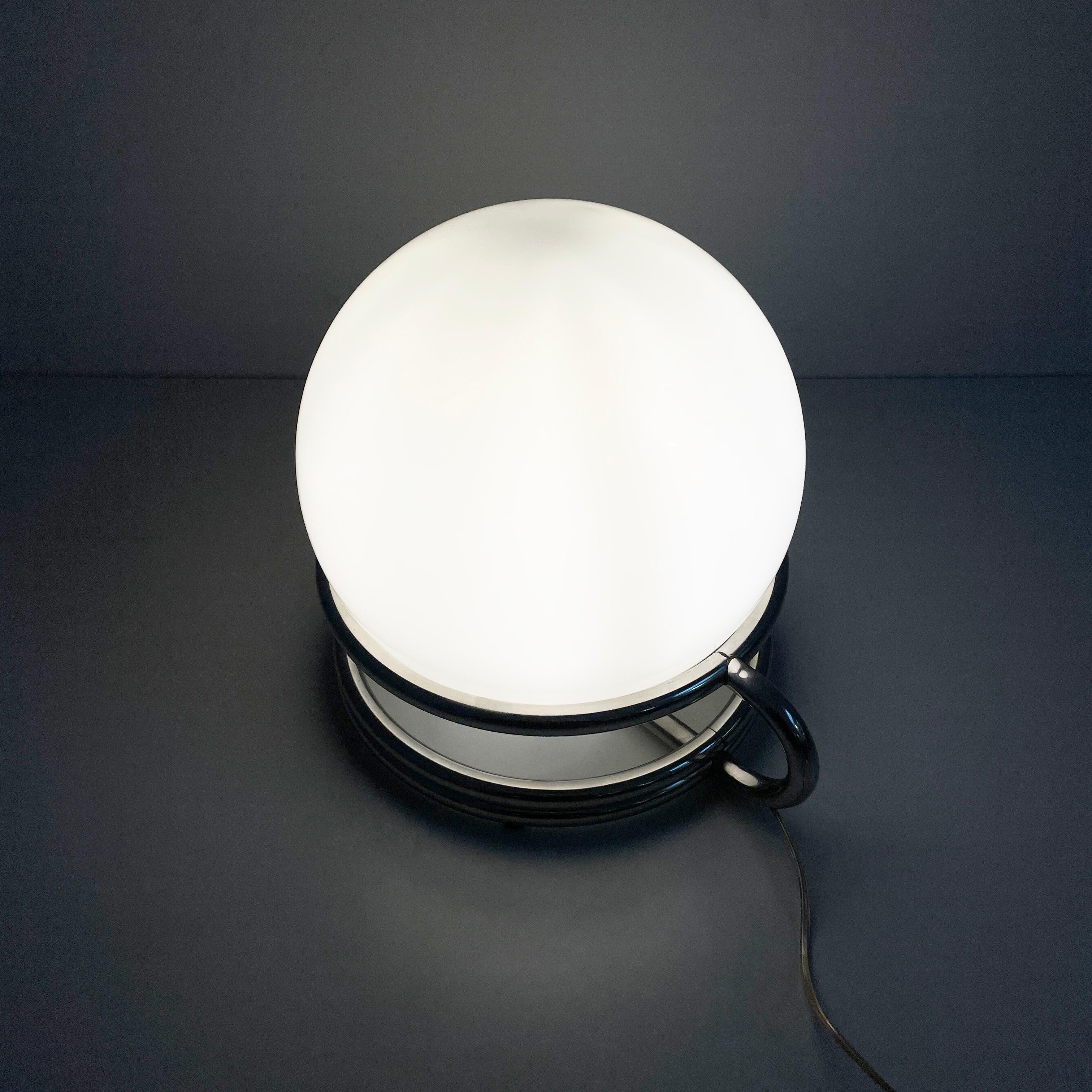 Acier Lampe de table italienne de l'ère spatiale en verre opalin et acier, 1970. en vente