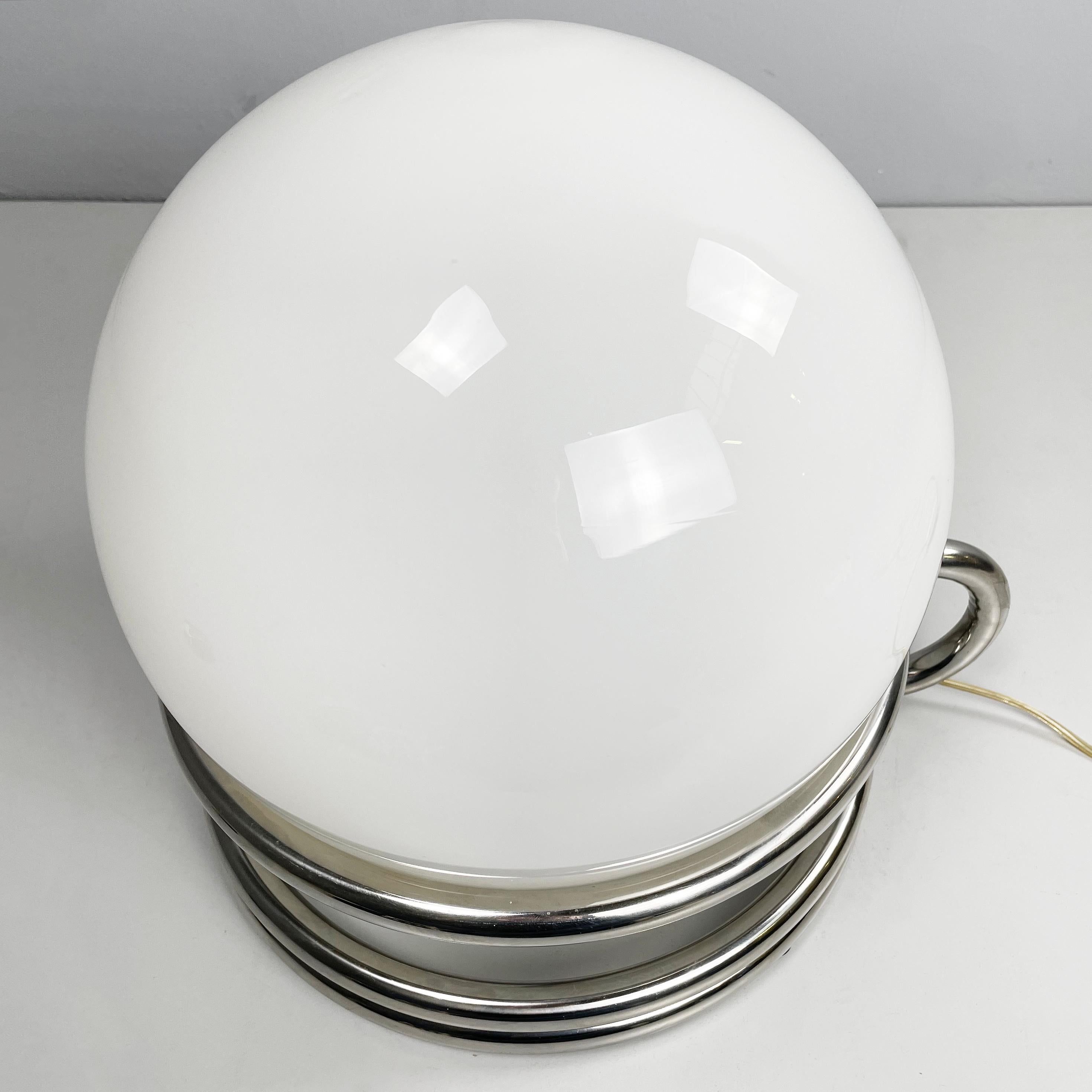 Lampe de table italienne de l'ère spatiale en verre opalin et acier, 1970. en vente 1