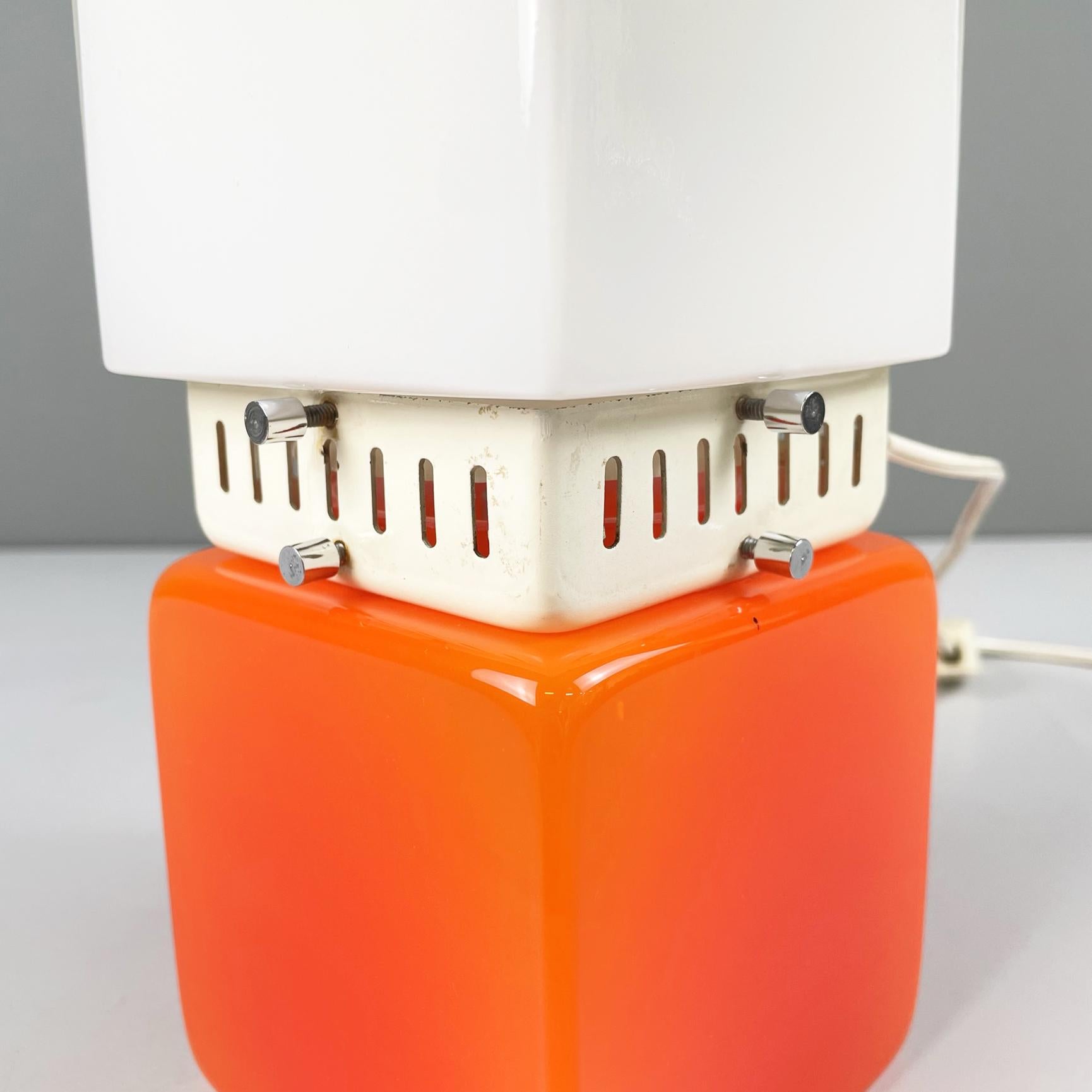 Lampe de bureau italienne de l'ère spatiale en verre orange et opalin avec métal blanc, années 1970 en vente 4