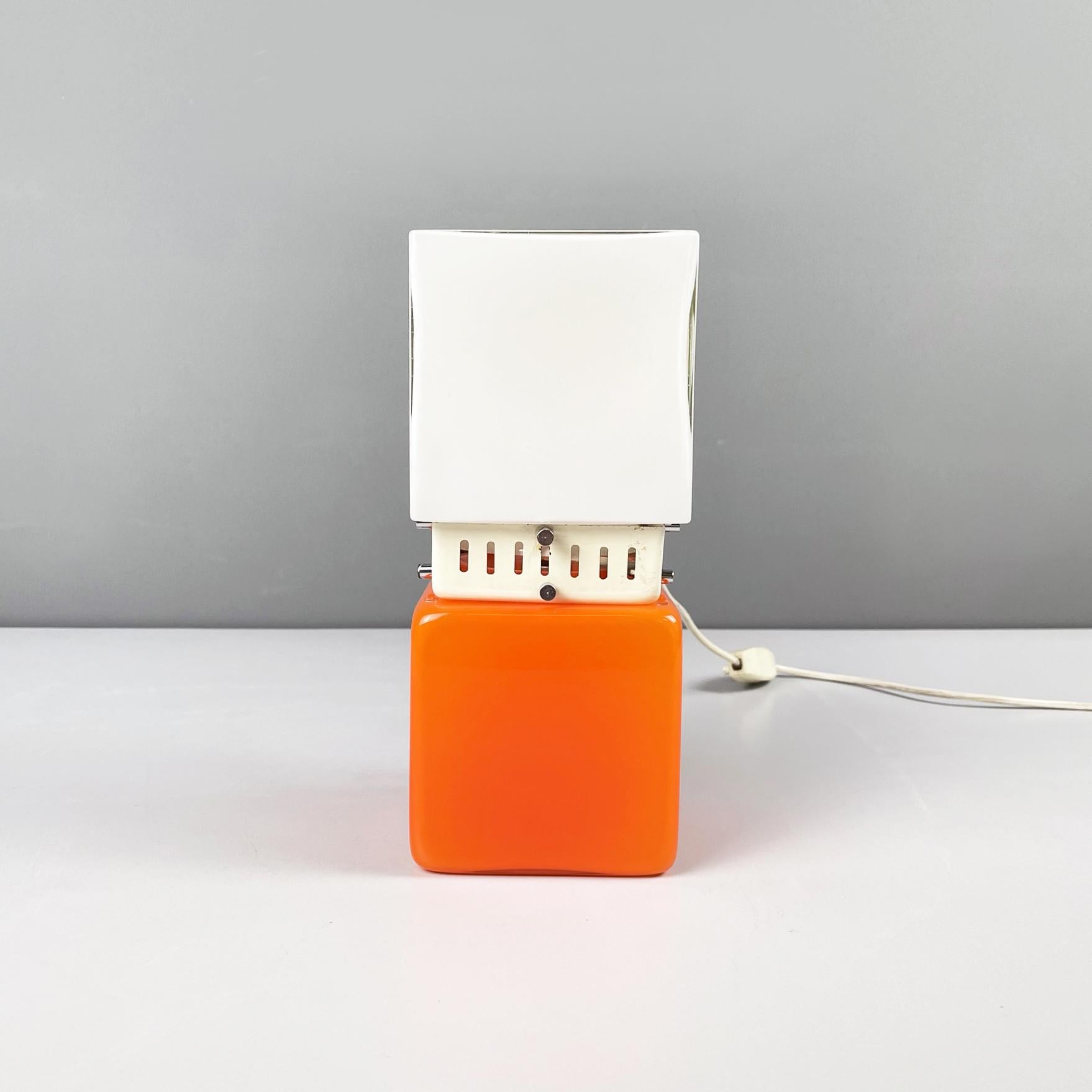 Fin du 20e siècle Lampe de bureau italienne de l'ère spatiale en verre orange et opalin avec métal blanc, années 1970 en vente