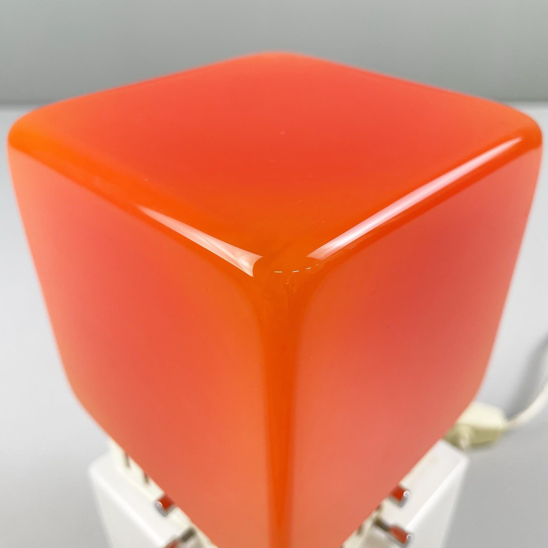 Lampe de bureau italienne de l'ère spatiale en verre orange et opalin avec métal blanc, années 1970 en vente 2