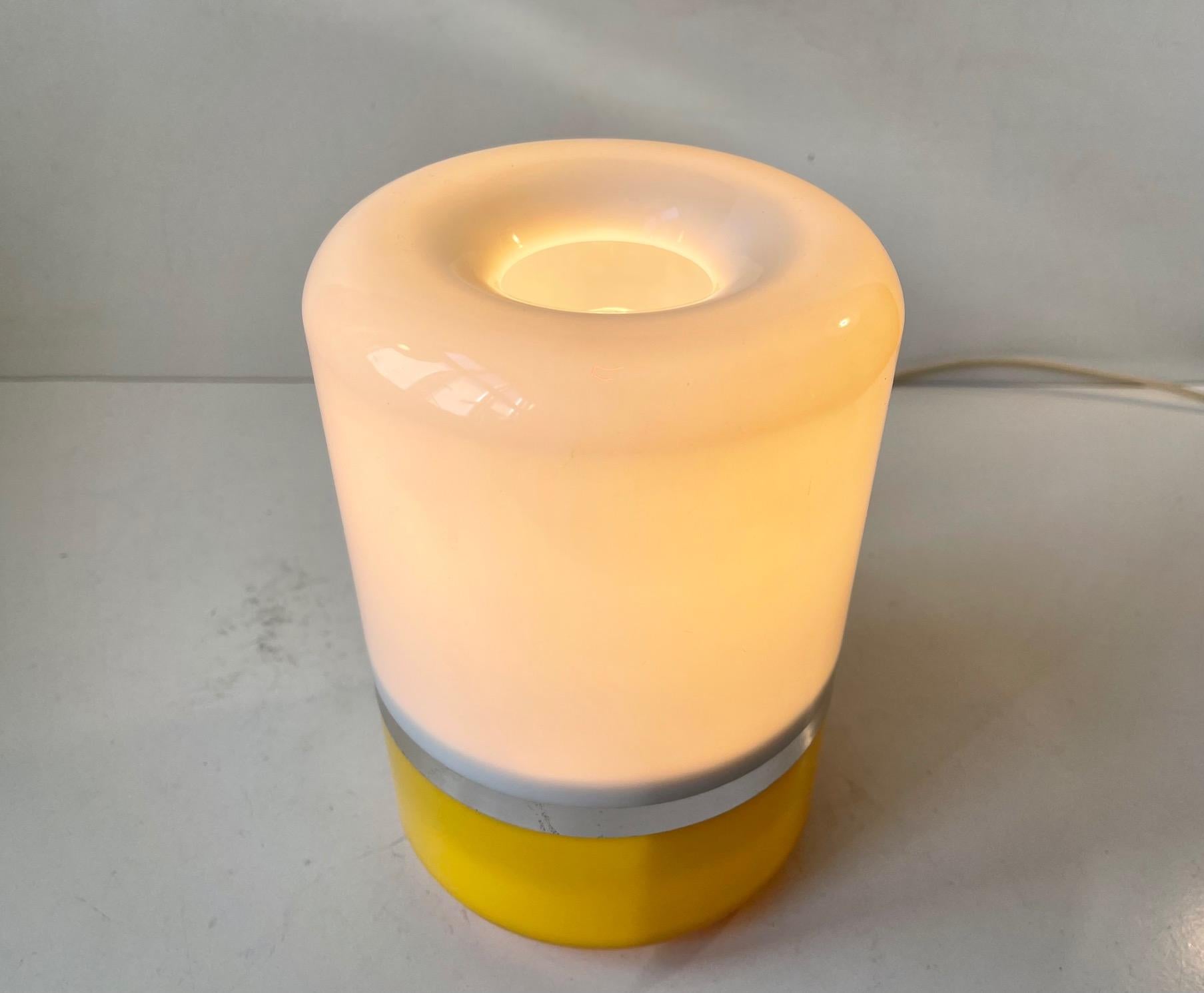 Italian Space Age Table Lamp in Yellow and White Plastic, 1970s In Good Condition For Sale In Esbjerg, DK