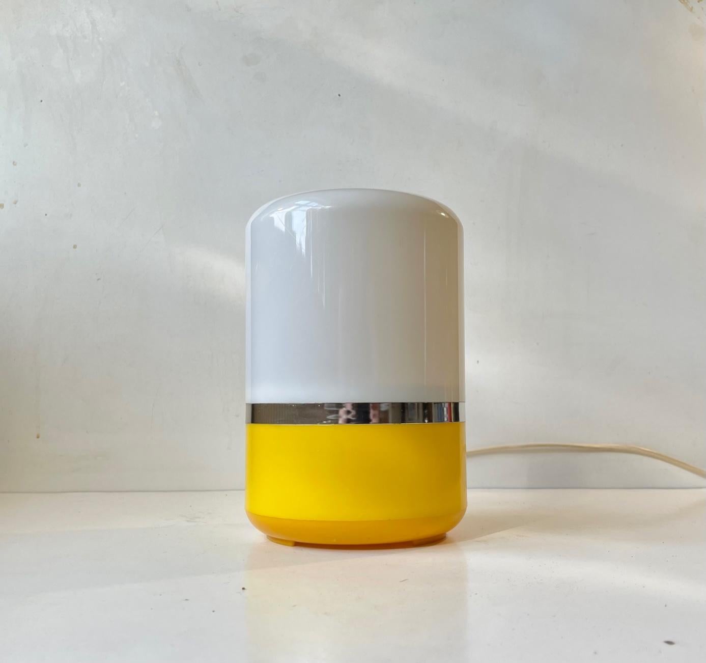 Late 20th Century Italian Space Age Table Lamp in Yellow and White Plastic, 1970s For Sale