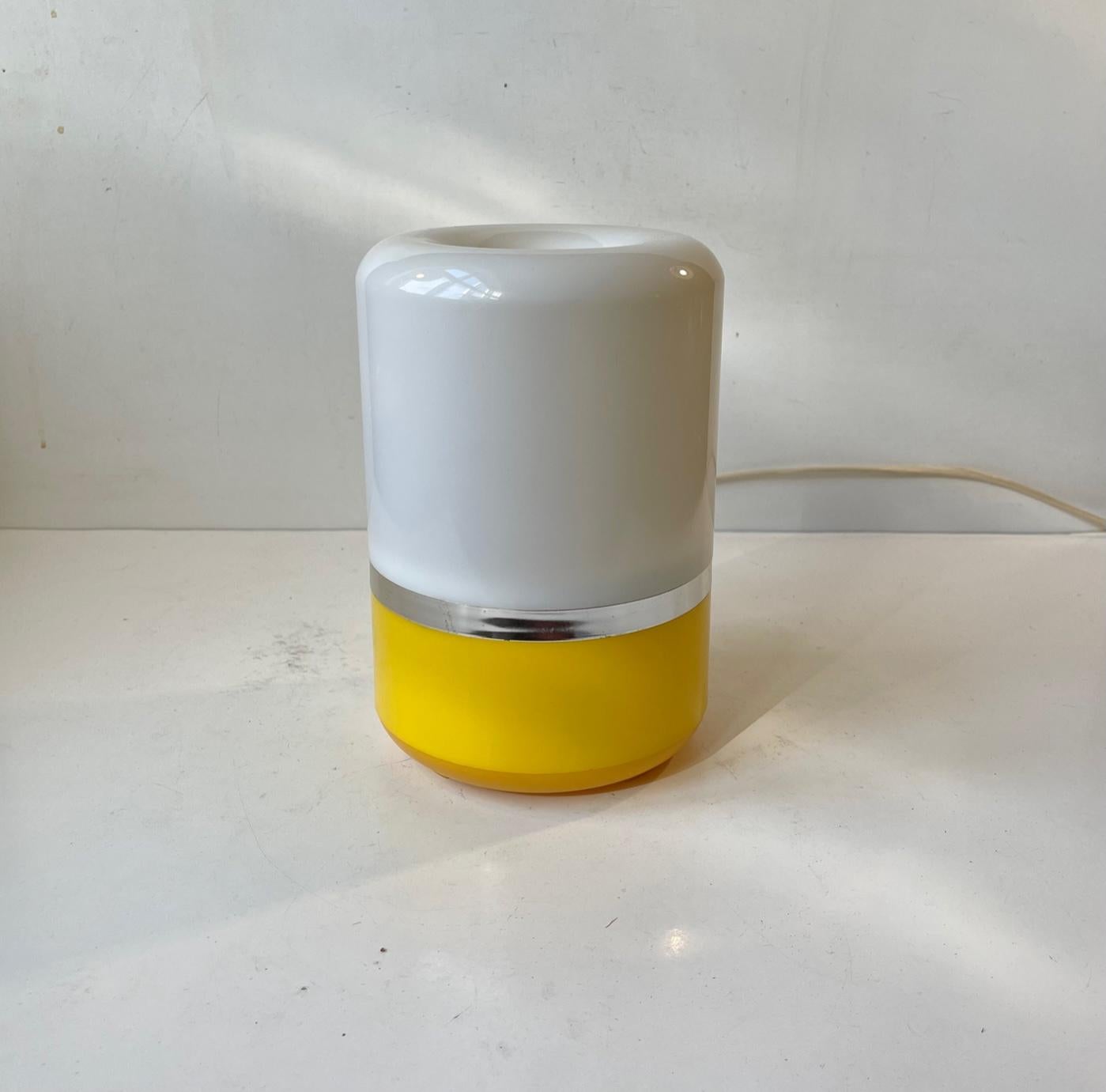 Italian Space Age Table Lamp in Yellow and White Plastic, 1970s For Sale 1