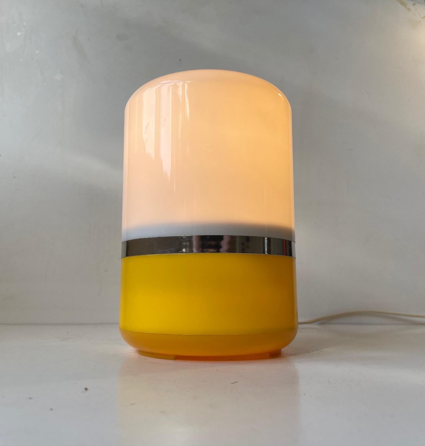Italian Space Age Table Lamp in Yellow and White Plastic, 1970s For Sale 4