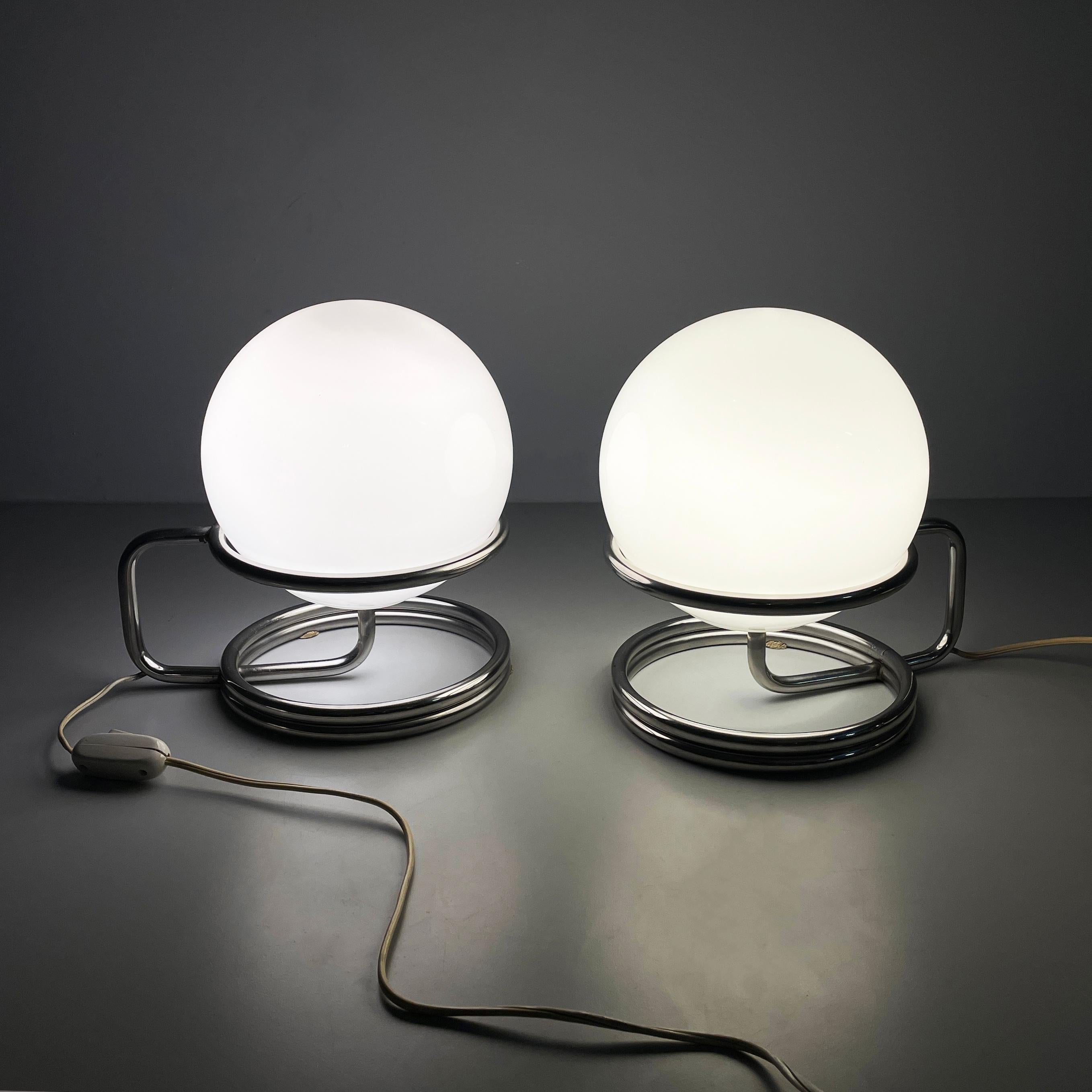 Italian space age table lamps in opaline glass and steel, 1970s
Pair of table lamps with spherical diffuser in opaline glass. The structure is in steel rod. Space Age.
1970s
Good condition. Light scattered marks on the glass and metal.
Measurements