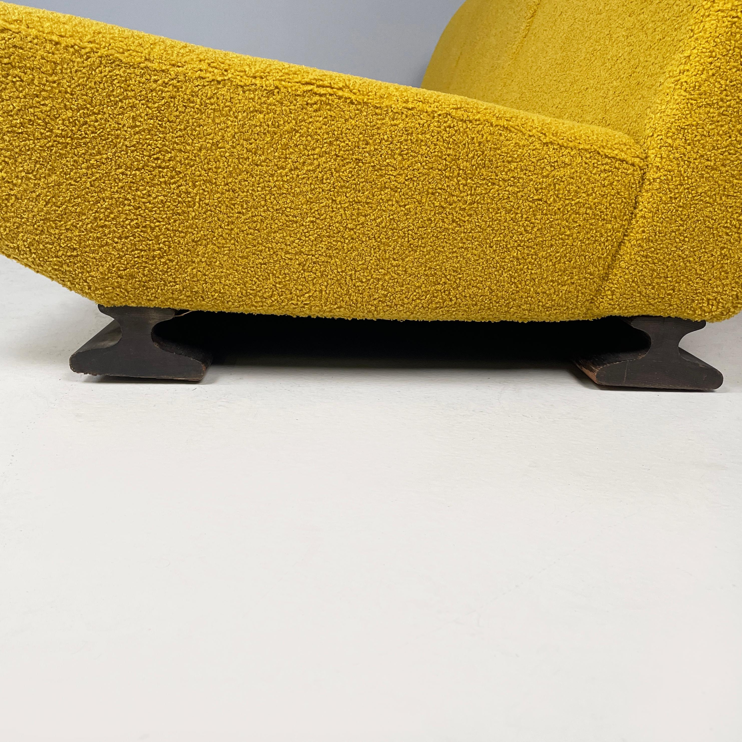 Italienisches Space Age Dreisitzer-Sofa aus gelbem Stoff und schwarzem Holz, 1970er Jahre im Angebot 5