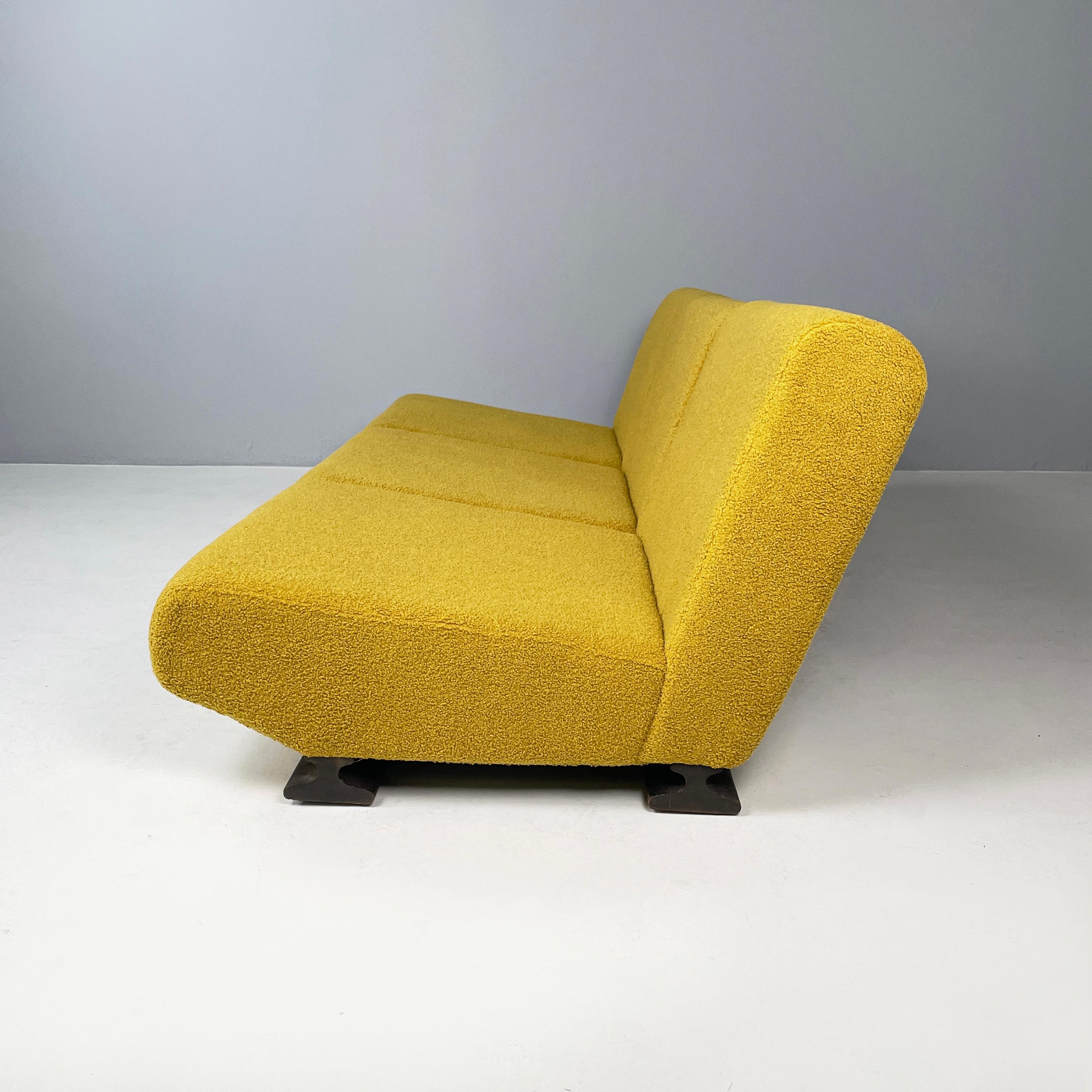 Italienisches Space Age Dreisitzer-Sofa aus gelbem Stoff und schwarzem Holz, 1970er Jahre (Italian) im Angebot