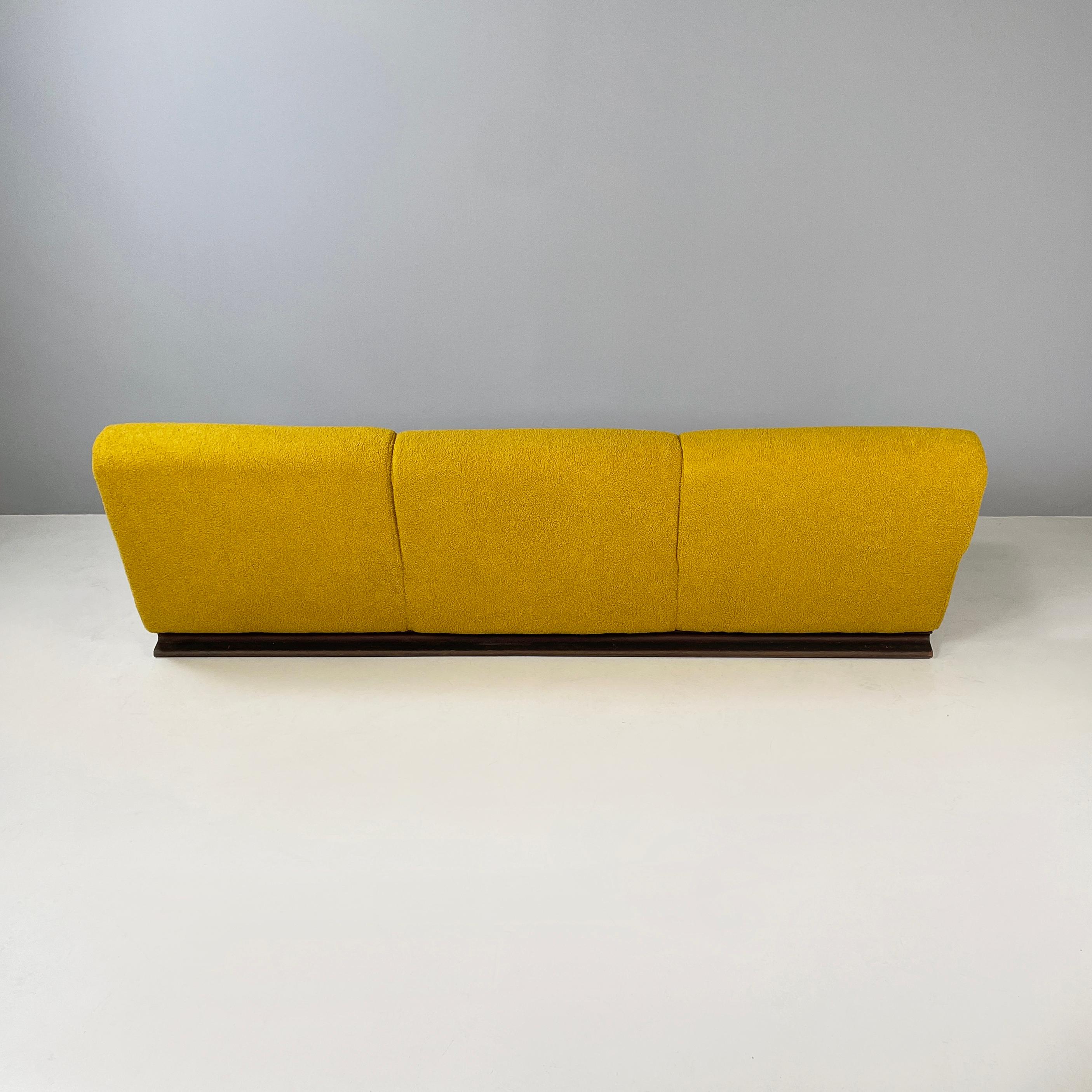 Italian space age Three-seater sofa in yellow fabric and black wood, 1970s In Good Condition For Sale In MIlano, IT