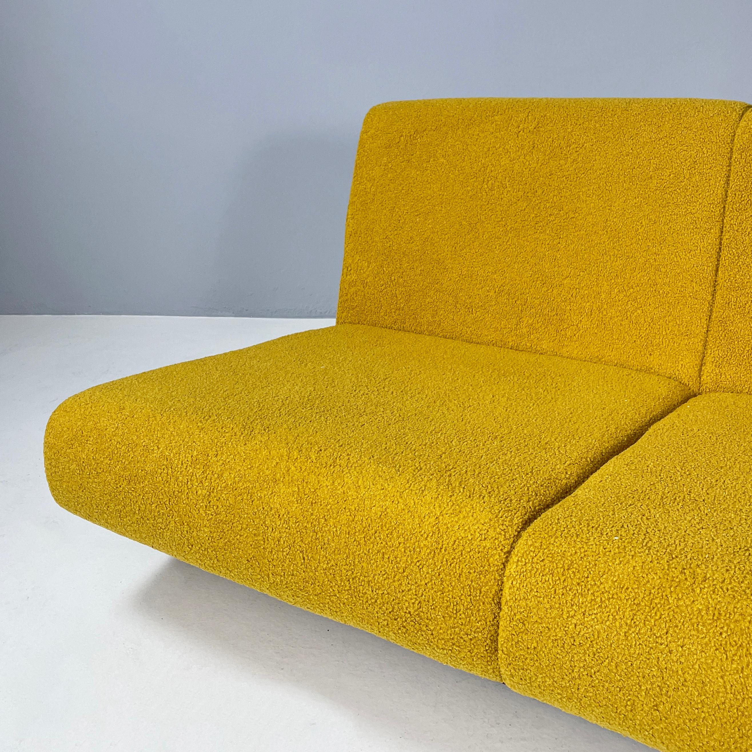 Italienisches Space Age Dreisitzer-Sofa aus gelbem Stoff und schwarzem Holz, 1970er Jahre (Late 20th Century) im Angebot