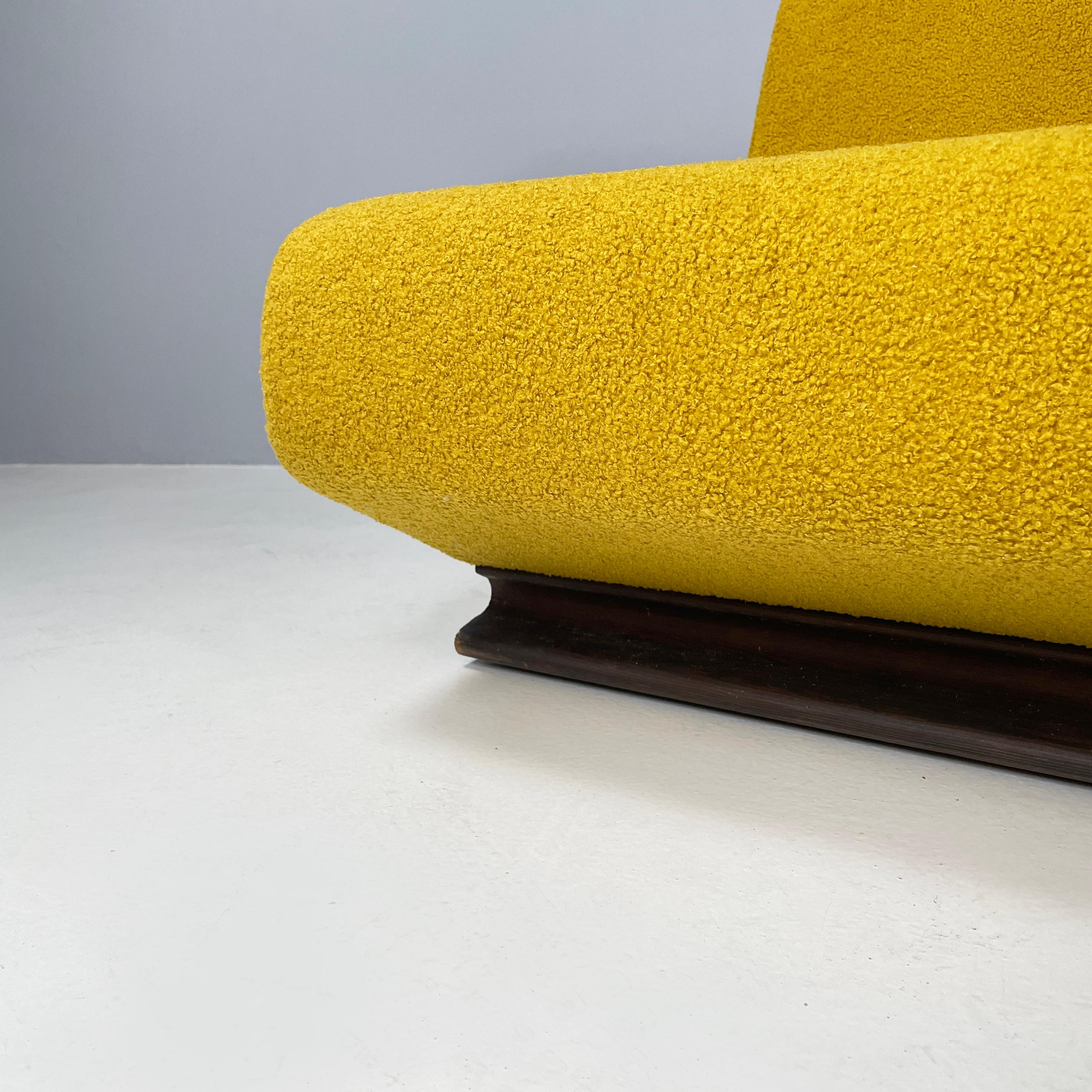 Italienisches Space Age Dreisitzer-Sofa aus gelbem Stoff und schwarzem Holz, 1970er Jahre im Angebot 2