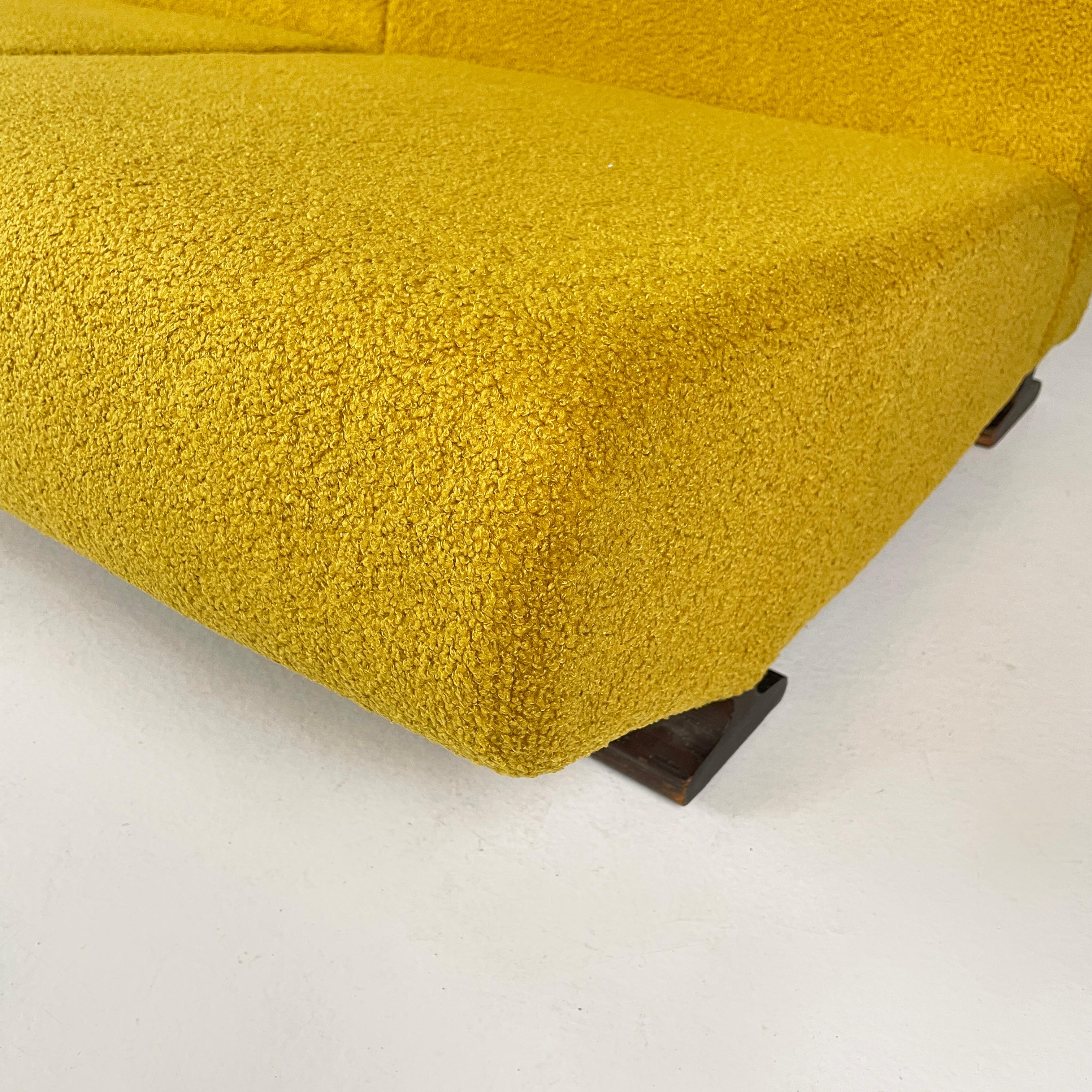 Italienisches Space Age Dreisitzer-Sofa aus gelbem Stoff und schwarzem Holz, 1970er Jahre im Angebot 3