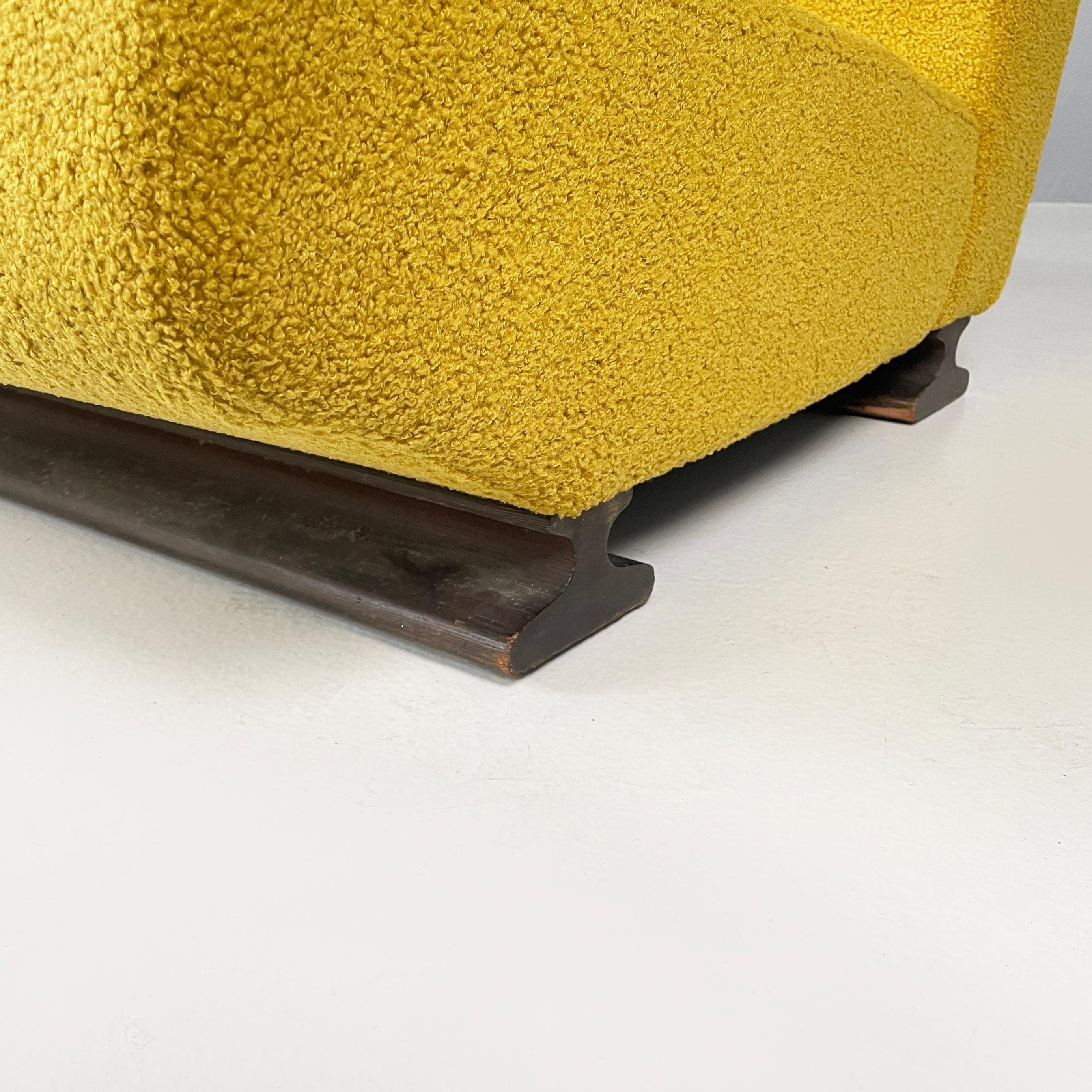 Italienisches Space Age Dreisitzer-Sofa aus gelbem Stoff und schwarzem Holz, 1970er Jahre im Angebot 4