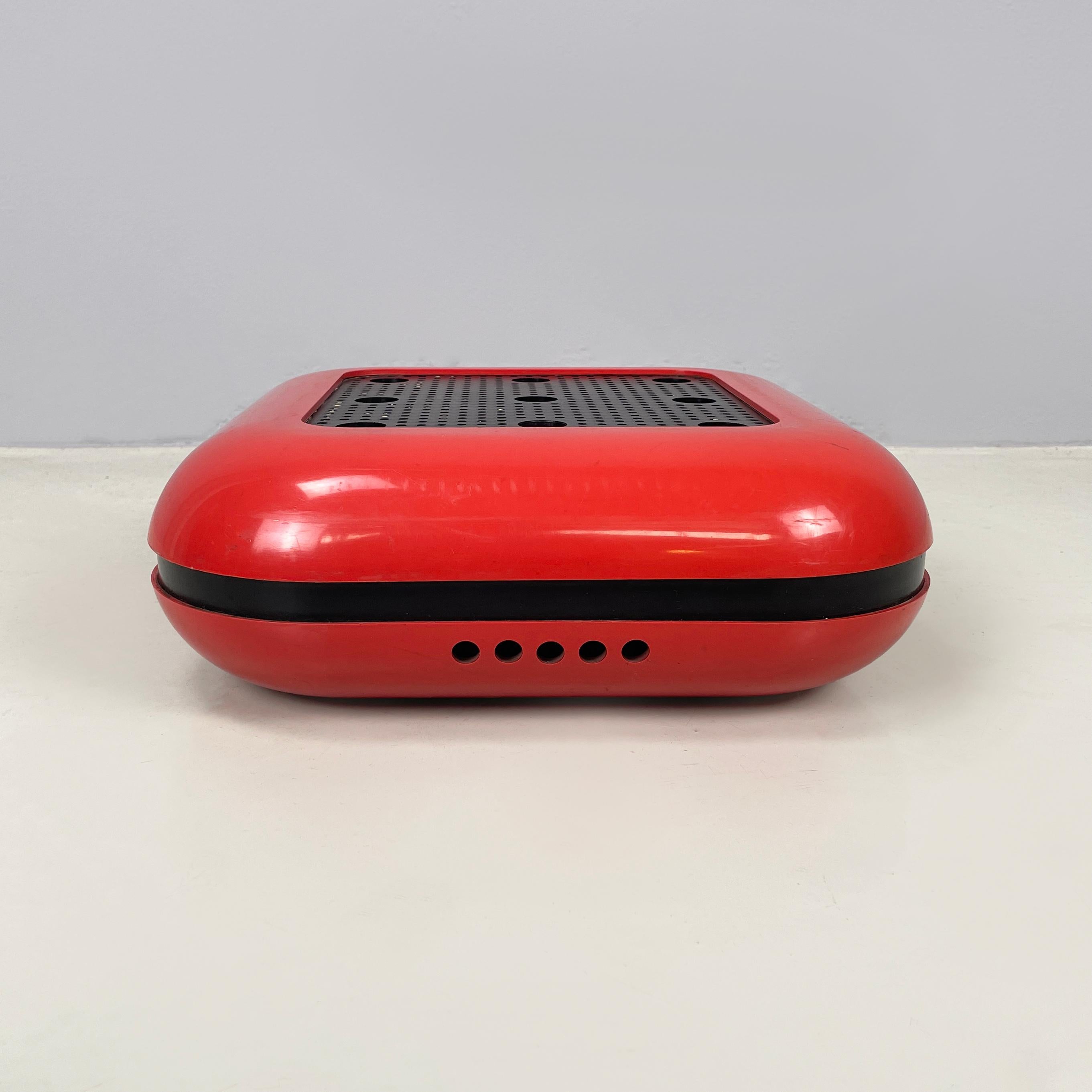 Portaombrelli italiano dell'era spaziale di Gruppo Studio A per Casa '70 DalVera, anni '70
Portaombrelli a base quadrata con angoli arrotondati in plastica rossa e nera. Il piano nero perforato ha 9 fori più grandi per gli ombrelli. I profili