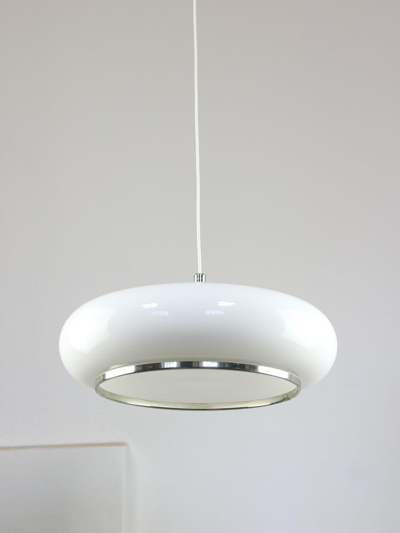 Italian Space-age White Acrylic Pendant Lamp For Sale 7
