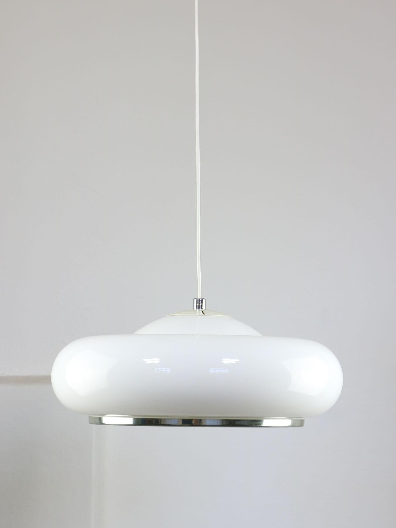 Italian Space-age White Acrylic Pendant Lamp In Good Condition For Sale In Ljubljana, SI