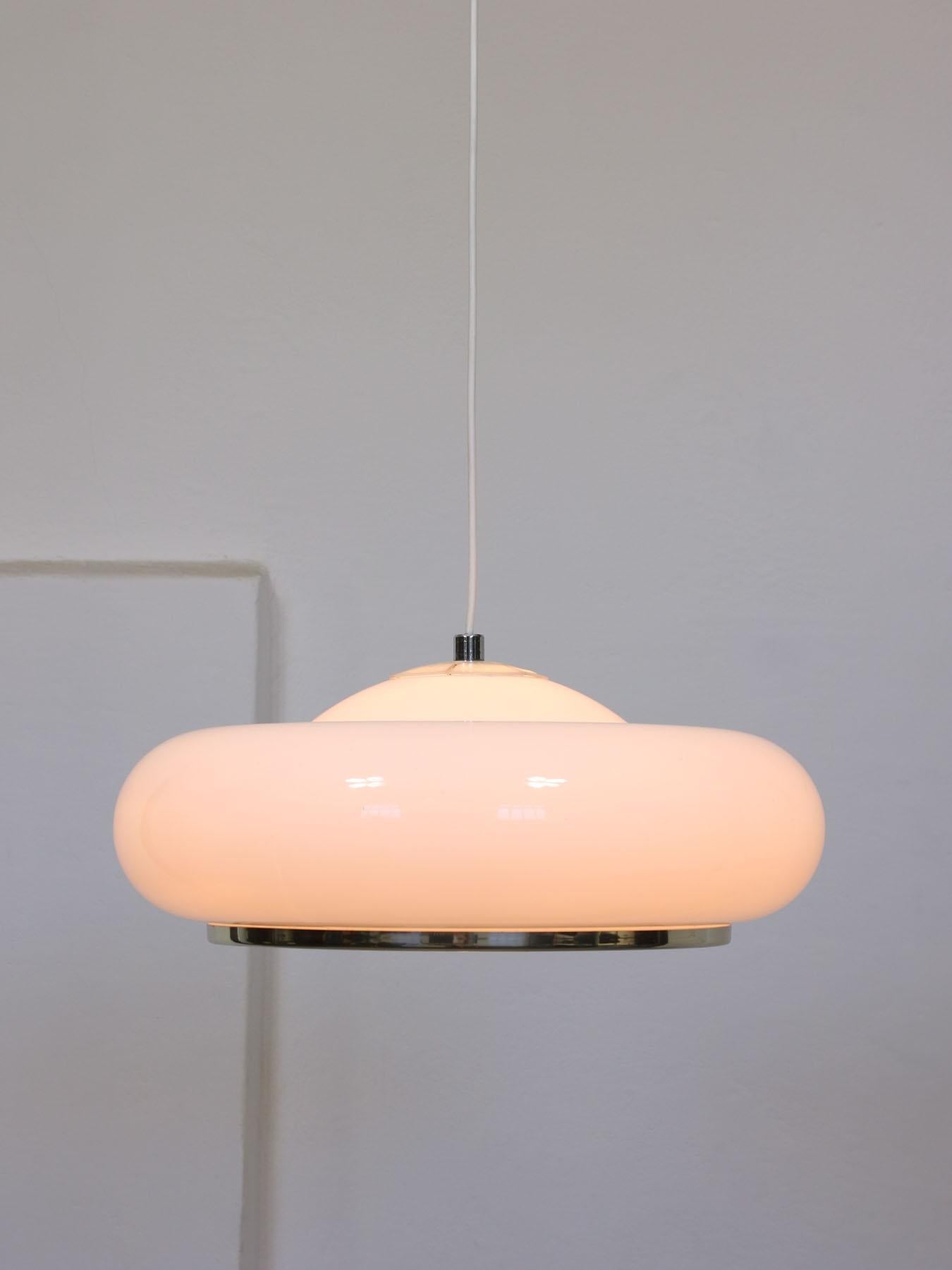 Late 20th Century Italian Space-age White Acrylic Pendant Lamp For Sale