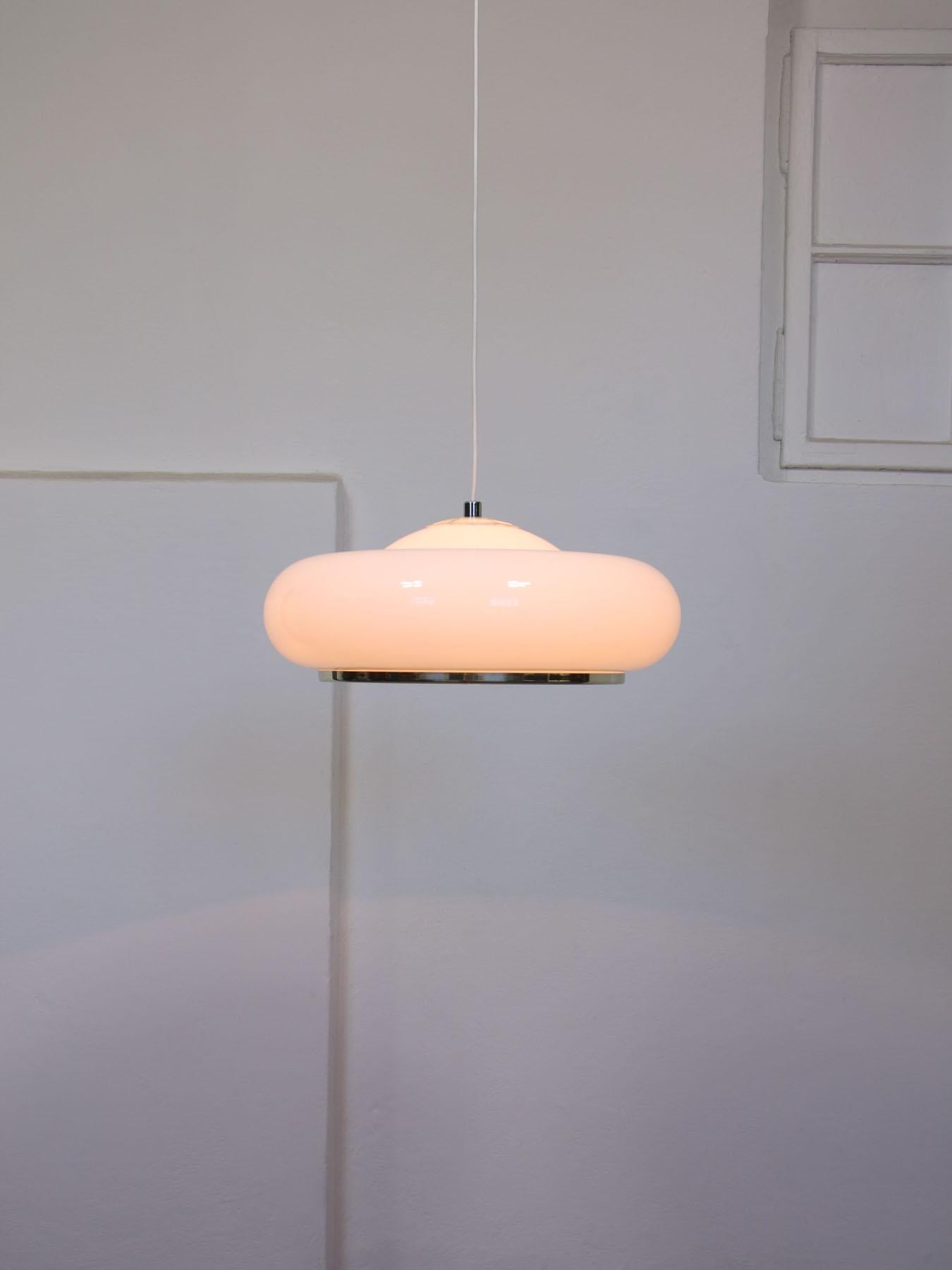 Italian Space-age White Acrylic Pendant Lamp For Sale 3