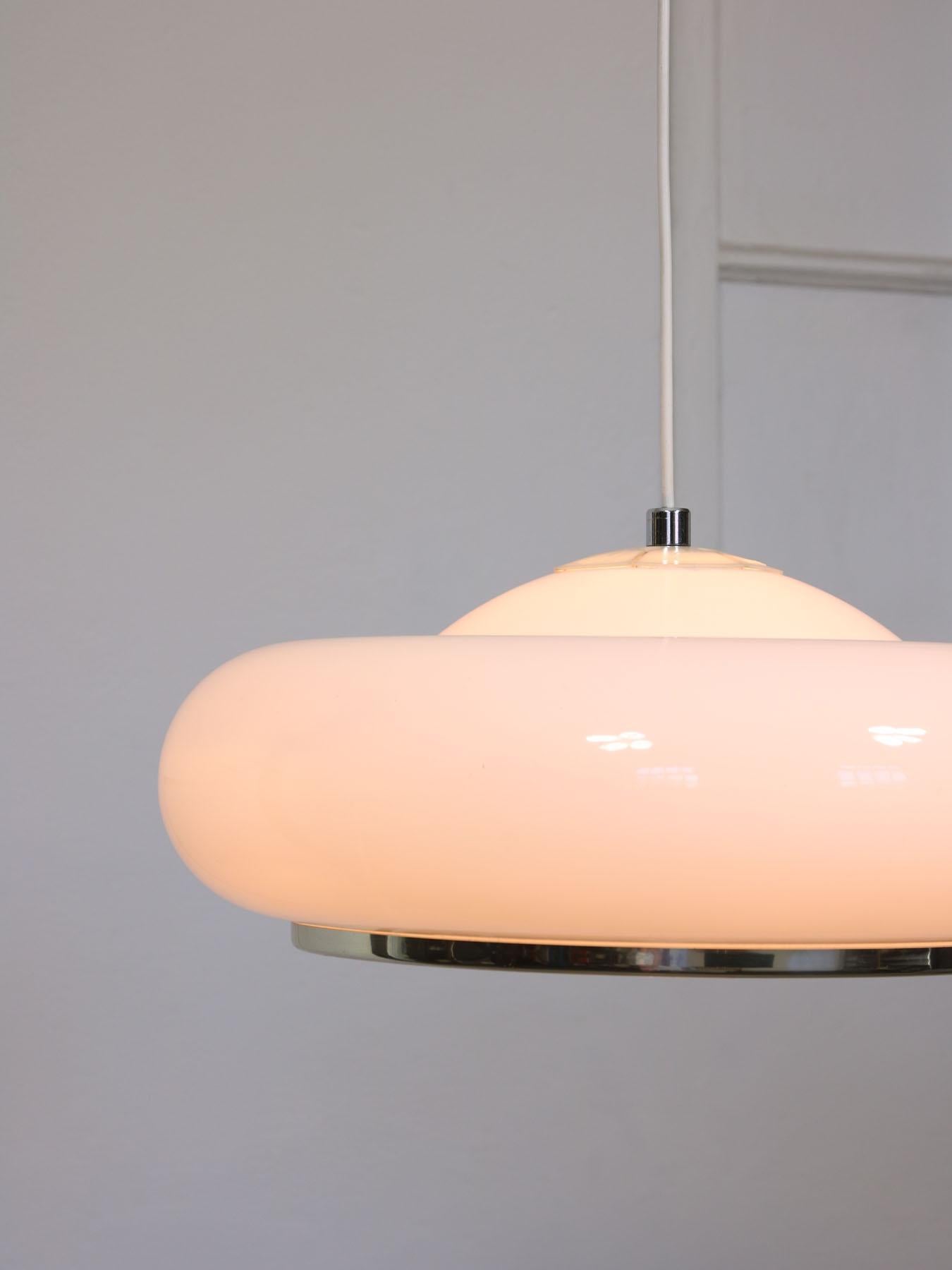 Italian Space-age White Acrylic Pendant Lamp For Sale 4