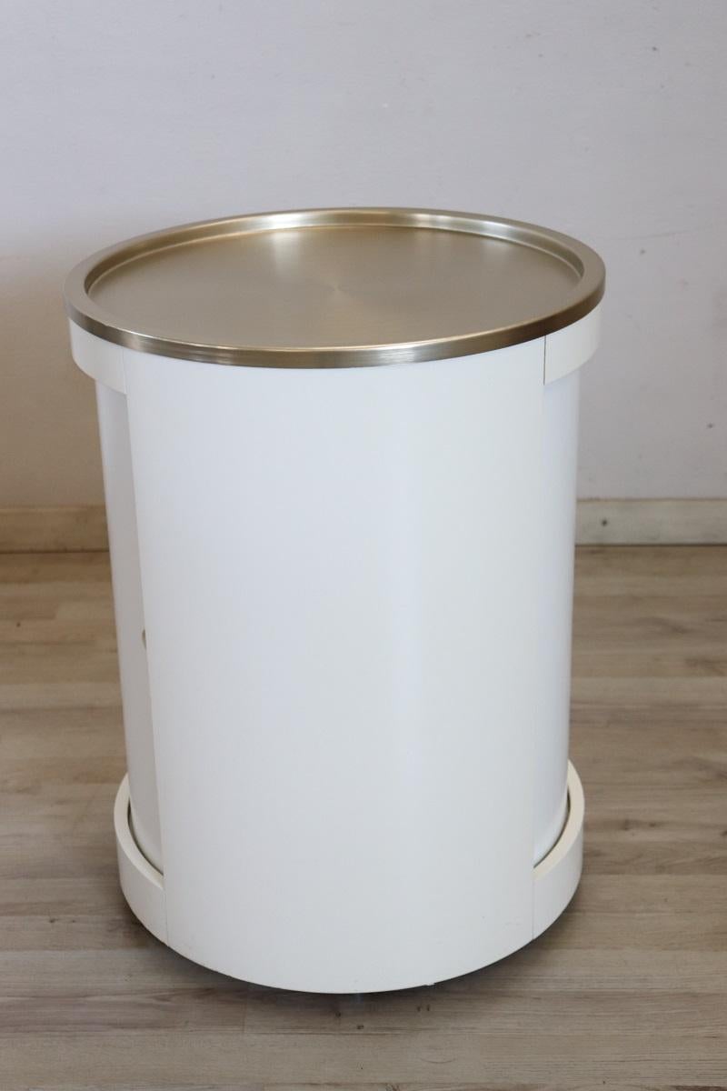 Carrito de bar blanco de la era espacial italiana con ruedas y puerta corredera, años 60 Italiano en venta
