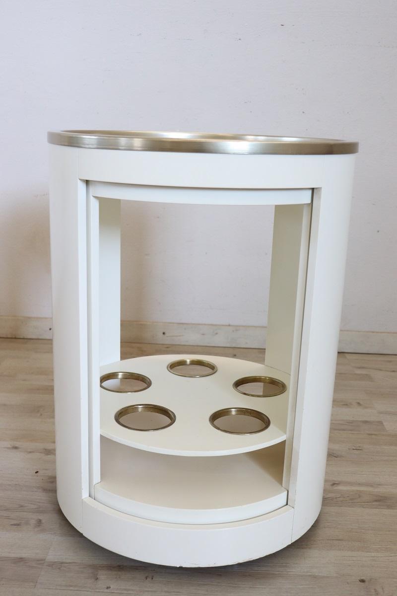 Carrito de bar blanco de la era espacial italiana con ruedas y puerta corredera, años 60 mediados del siglo XX en venta