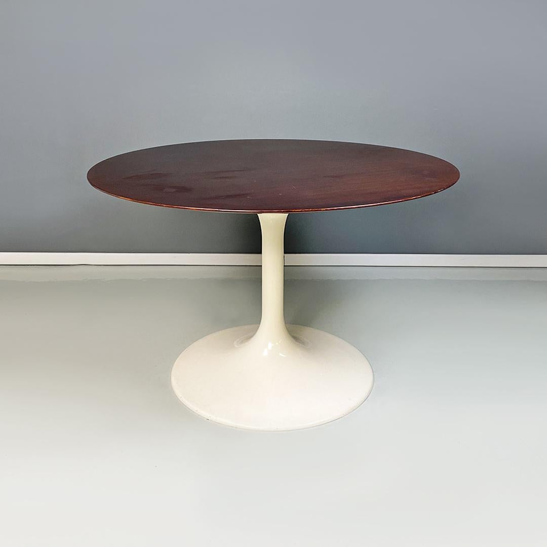 Italian Space Age White Cream Plastic and Wood Round Dining Table, 1970s In Good Condition For Sale In MIlano, IT