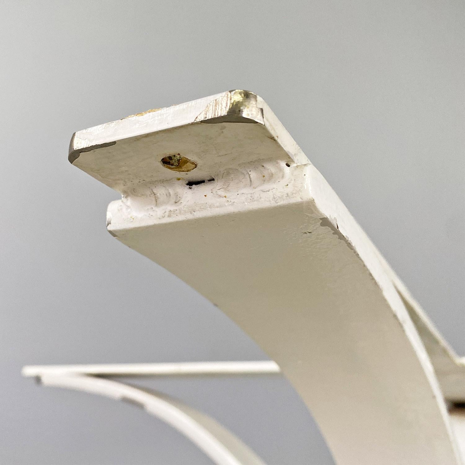 Base en acier courbé blanc de l'ère spatiale italienne pour table ronde, 1970 en vente 4