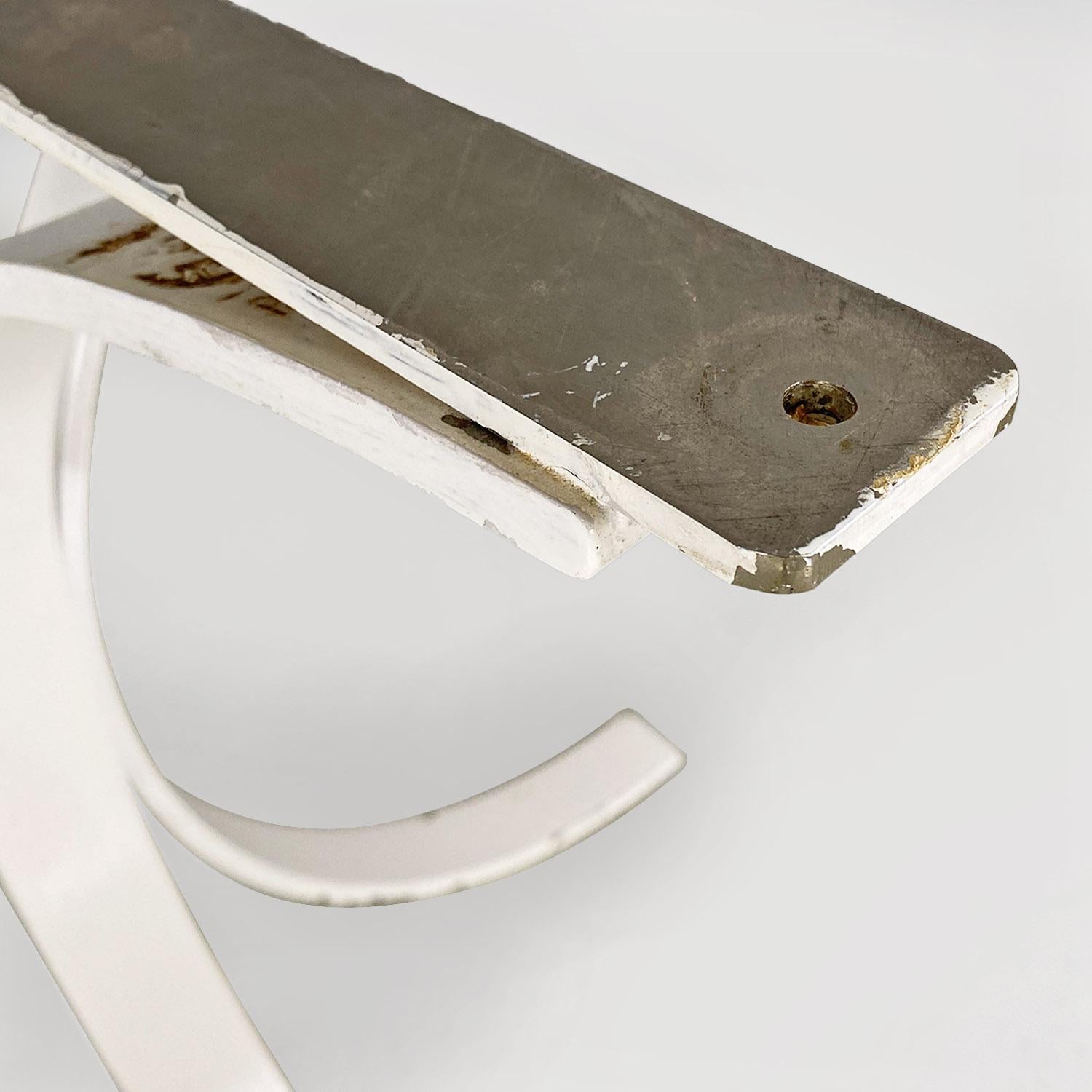 Base en acier courbé blanc de l'ère spatiale italienne pour table ronde, 1970 en vente 5