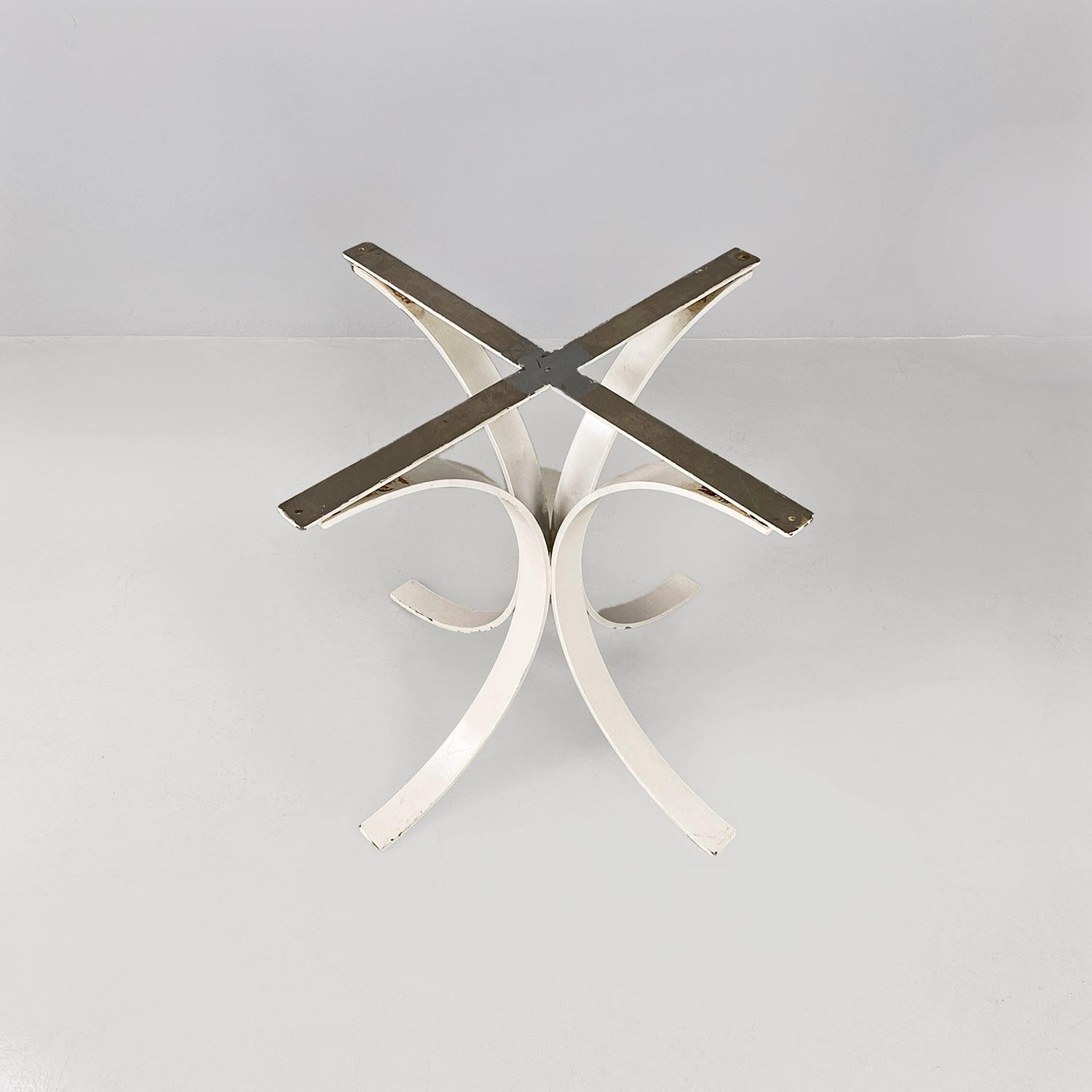 Pied de table en acier courbé à quatre rayons, peint en blanc, idéal pour une table à plateau rond.
1970 environ.
Condition Vintage, la peinture s'est écaillée en plusieurs endroits. A restaurer.
Dimensions en 70x72h cm
Base pour une table ronde,