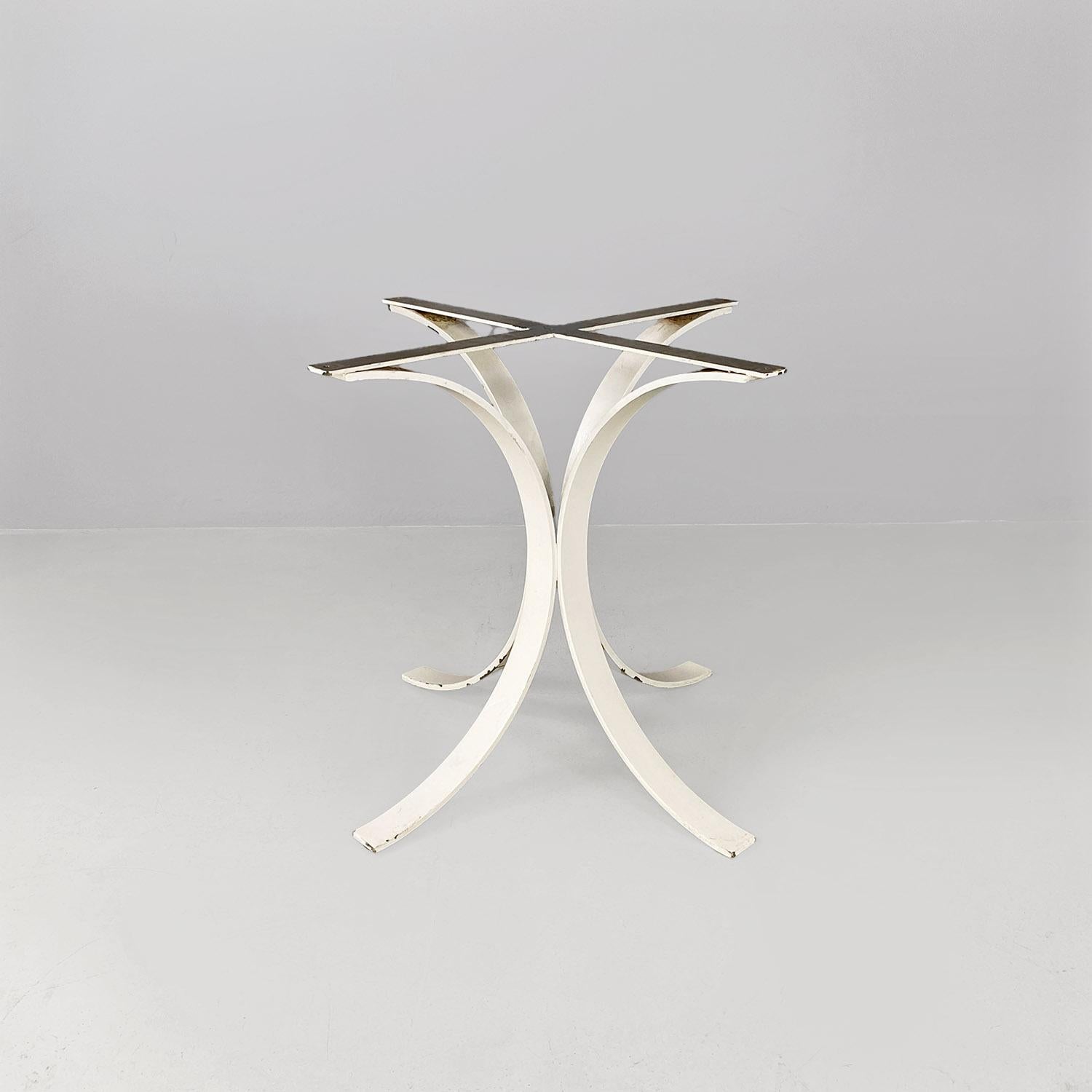 Ère spatiale Base en acier courbé blanc de l'ère spatiale italienne pour table ronde, 1970 en vente