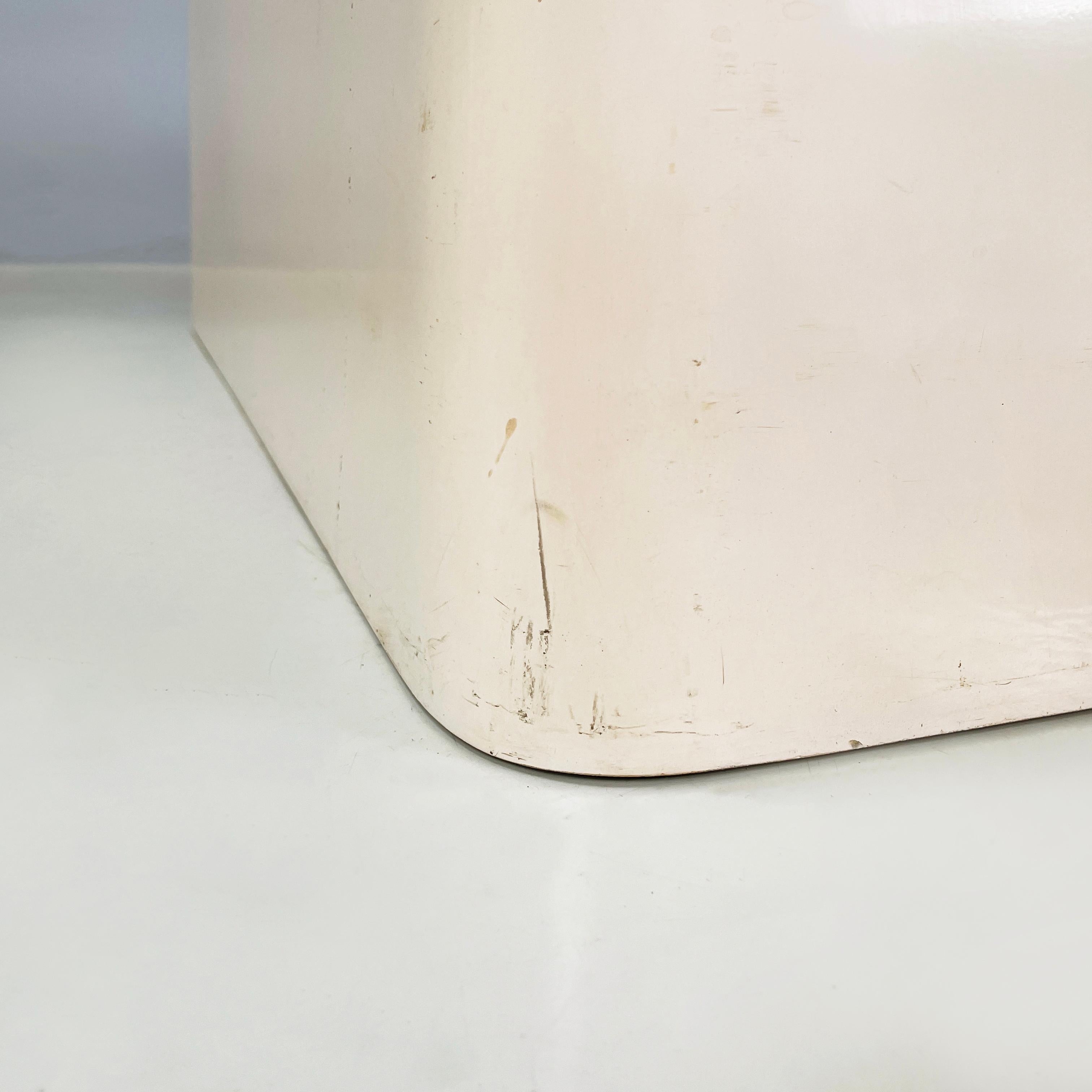 Table basse italienne de l'ère spatiale en fibre de verre blanche avec porte-vases, 1970 en vente 11