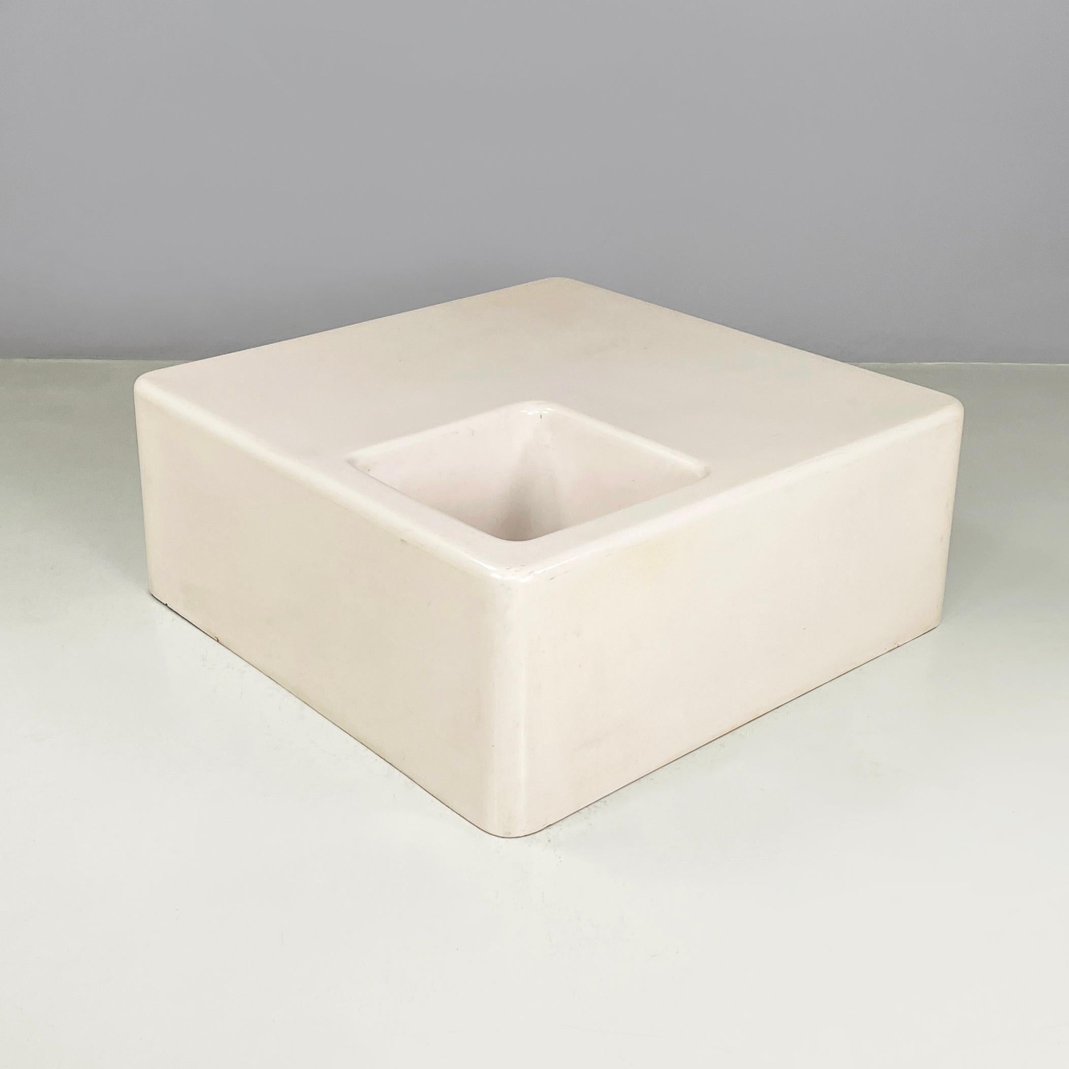 Table basse italienne de l'ère spatiale en fibre de verre blanche avec porte-vases, 1970
Table basse avec porte-vase en fibre de verre blanc. La table a une structure monocoque en fibre de verre avec une base carrée. Dans un coin se trouve un