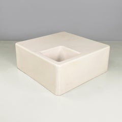 Italian space age White fiberglass coffee table with vase holder, 1970s