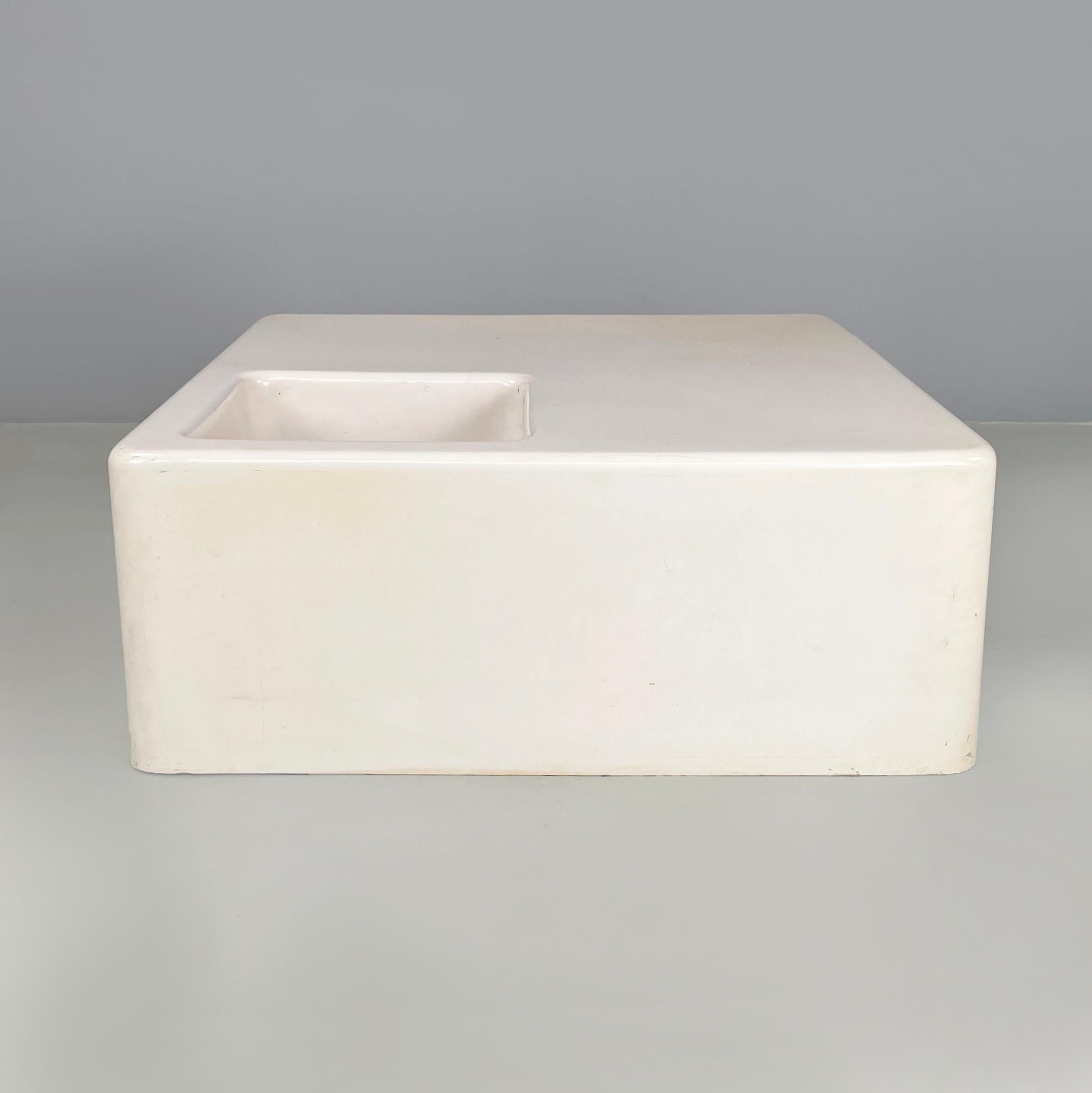 Ère spatiale Table basse italienne de l'ère spatiale en fibre de verre blanche avec porte-vases, 1970 en vente