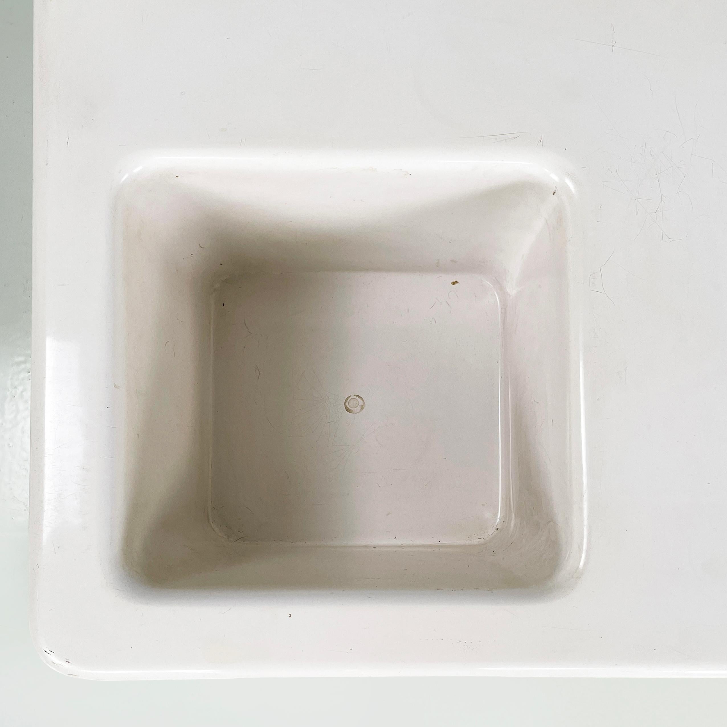 Fin du 20e siècle Table basse italienne de l'ère spatiale en fibre de verre blanche avec porte-vases, 1970 en vente