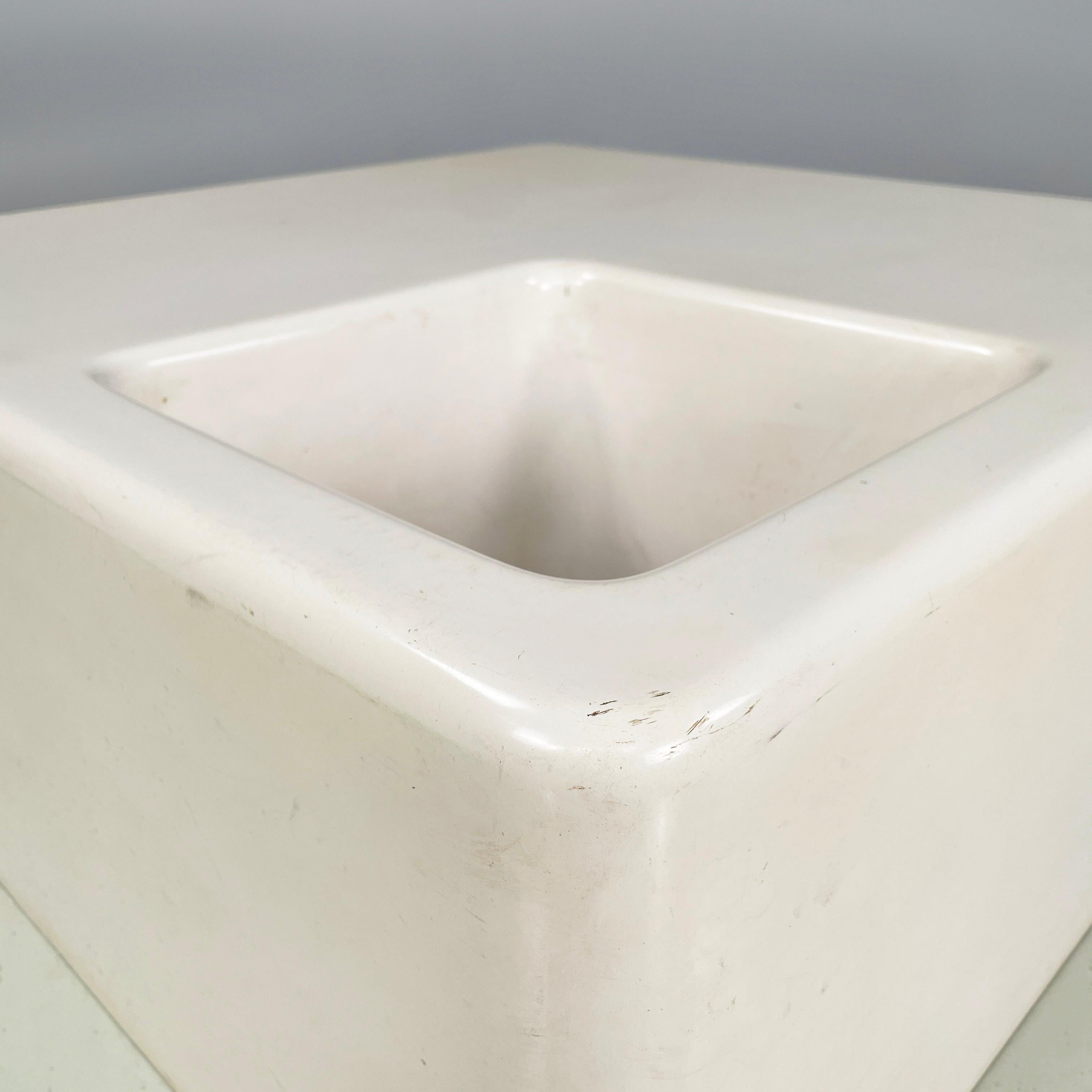 Fibre de verre Table basse italienne de l'ère spatiale en fibre de verre blanche avec porte-vases, 1970 en vente