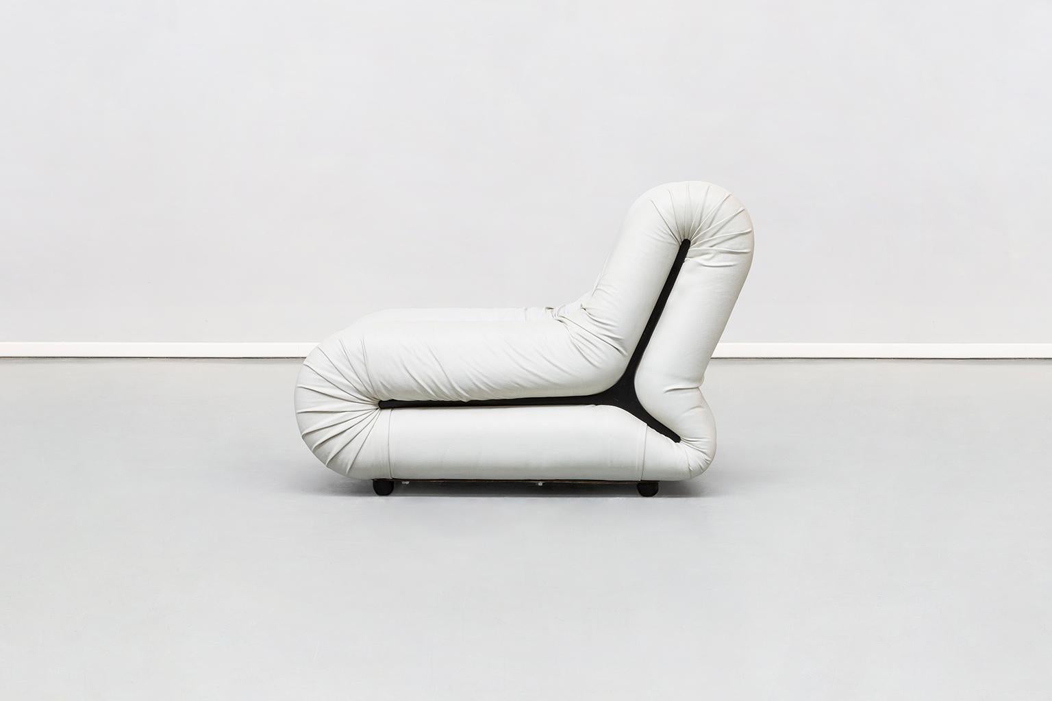 Italian Space Age, white leather Pagrù armchair, by 1P, Italy, 1968
Extremely rare white leather armchair Pagrú, produced by 1P, Italy, in 1968.
Entirely covered with their original brilliant white leather, with a black profile on each side.