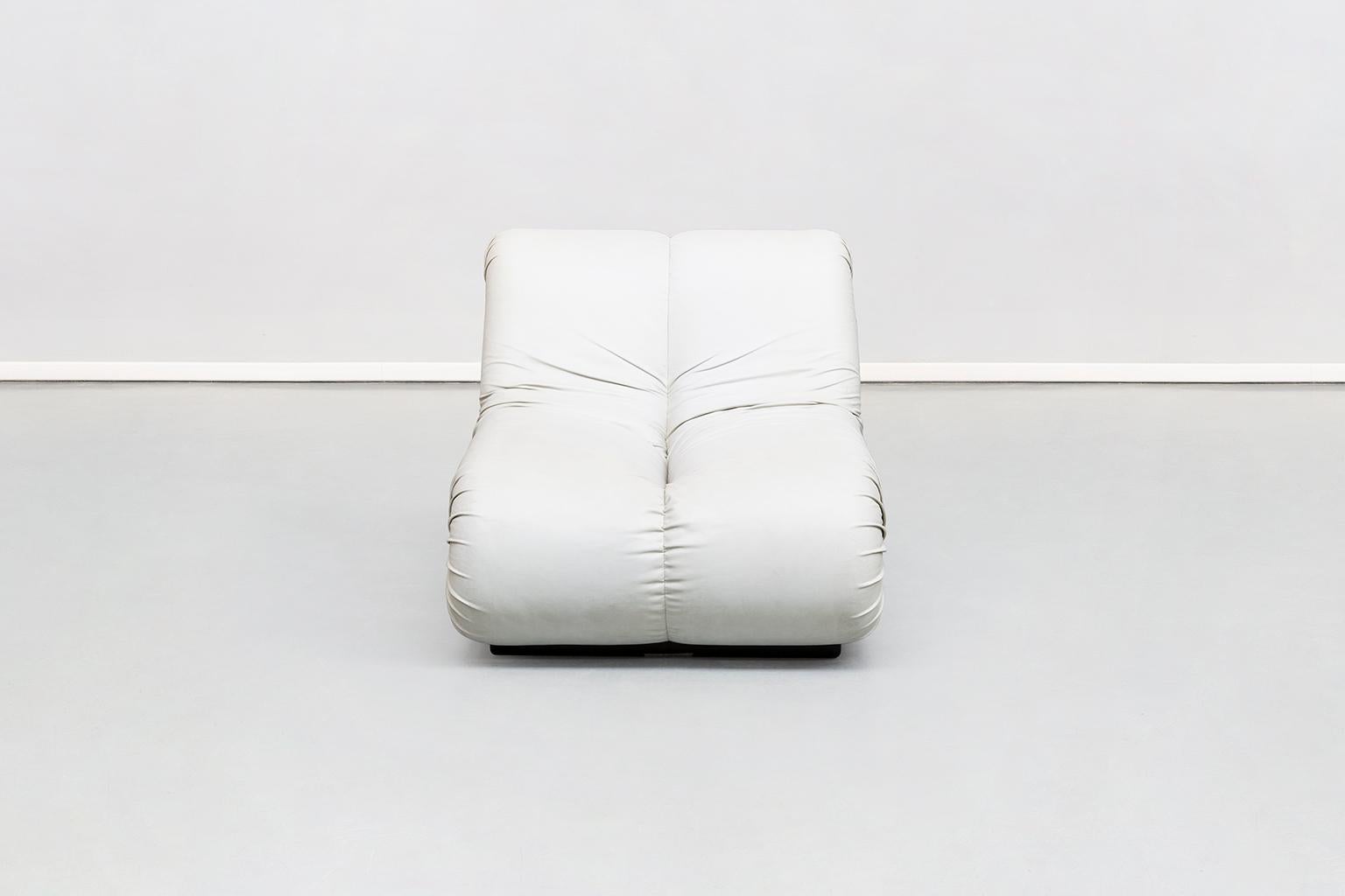 Italian Space Age, White Leather Pagrù Armchair, by 1P Italy, 1968 In Good Condition In MIlano, IT