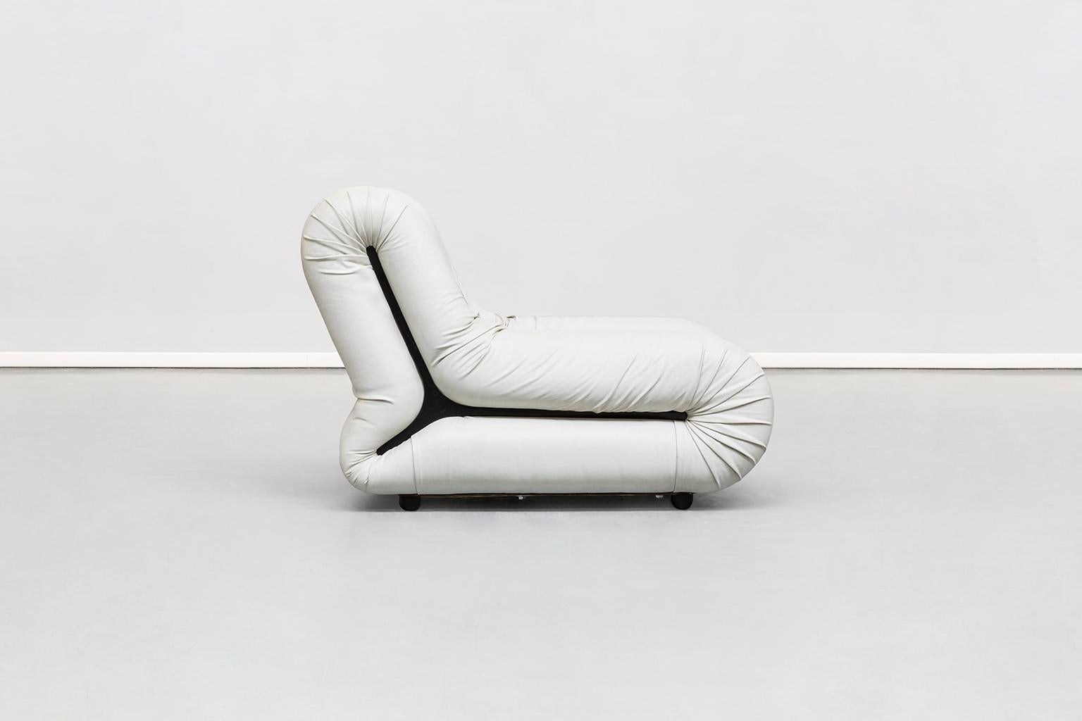 Mid-20th Century Italian Space Age, White Leather Pagrù Armchair, by 1P Italy, 1968