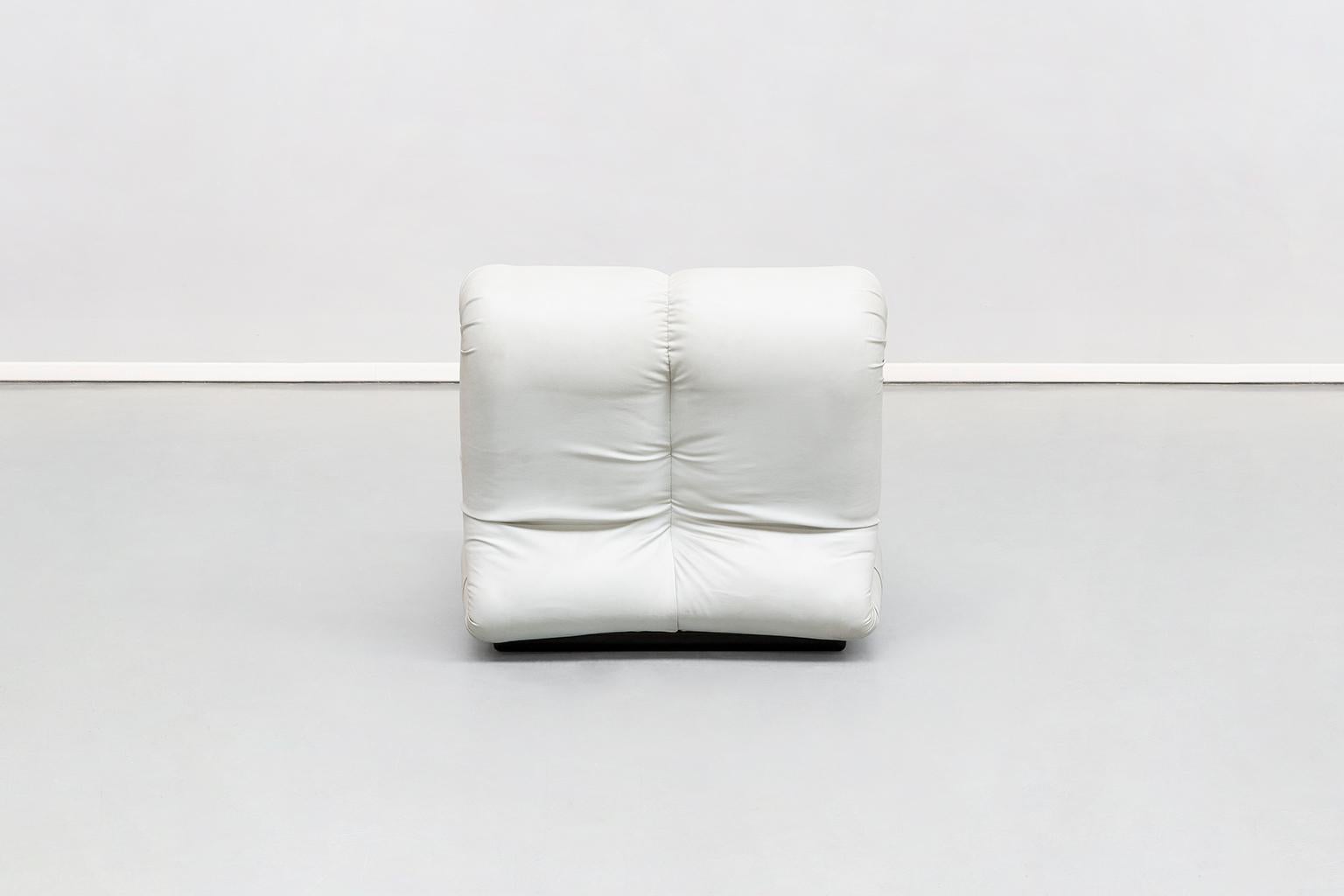 Italian Space Age, White Leather Pagrù Armchair, by 1P Italy, 1968 1