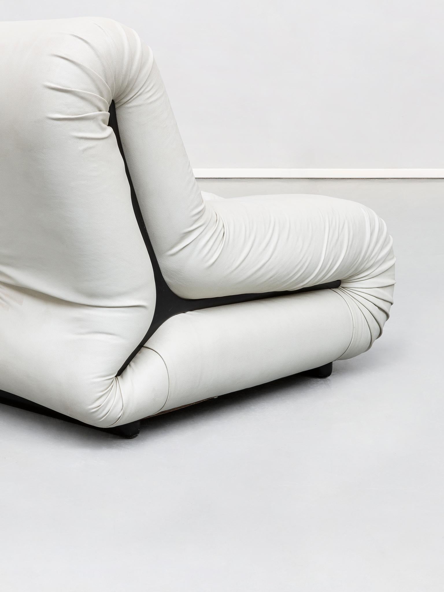 Italian Space Age, White Leather Pagrù Armchair, by 1P Italy, 1968 4