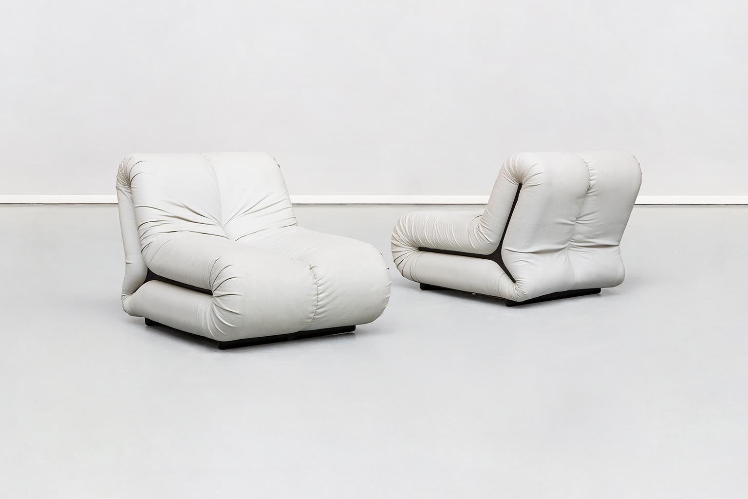 Italian space age, white leather Pagrù armchairs, by 1P Italy, 1968
Extremely rare couple of white leather armchairs Pagrú, produced by 1P, Italy, in 1968. Entirely covered with their original brilliant white leather, with a black profile on each