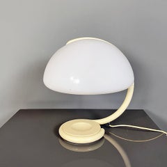 Italienische Space Age-Tischlampe aus weißem Metall und Kunststoff mit Serpent von Martinelli, 1970
