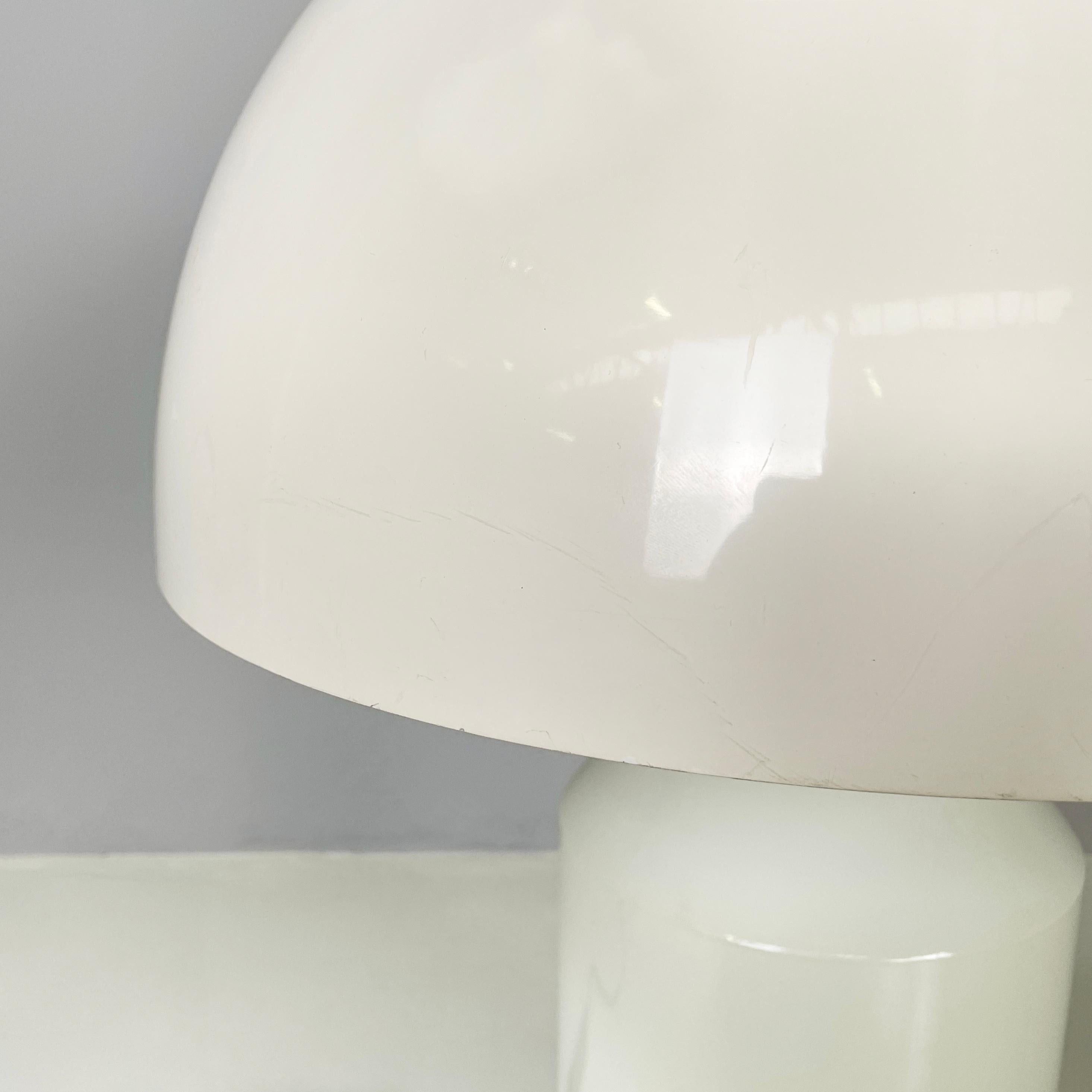 Italienische Tischlampe aus weißem Metall aus dem Raumzeitalter Atollo von Magistretti für Oluce, 1970er Jahre im Zustand „Gut“ im Angebot in MIlano, IT